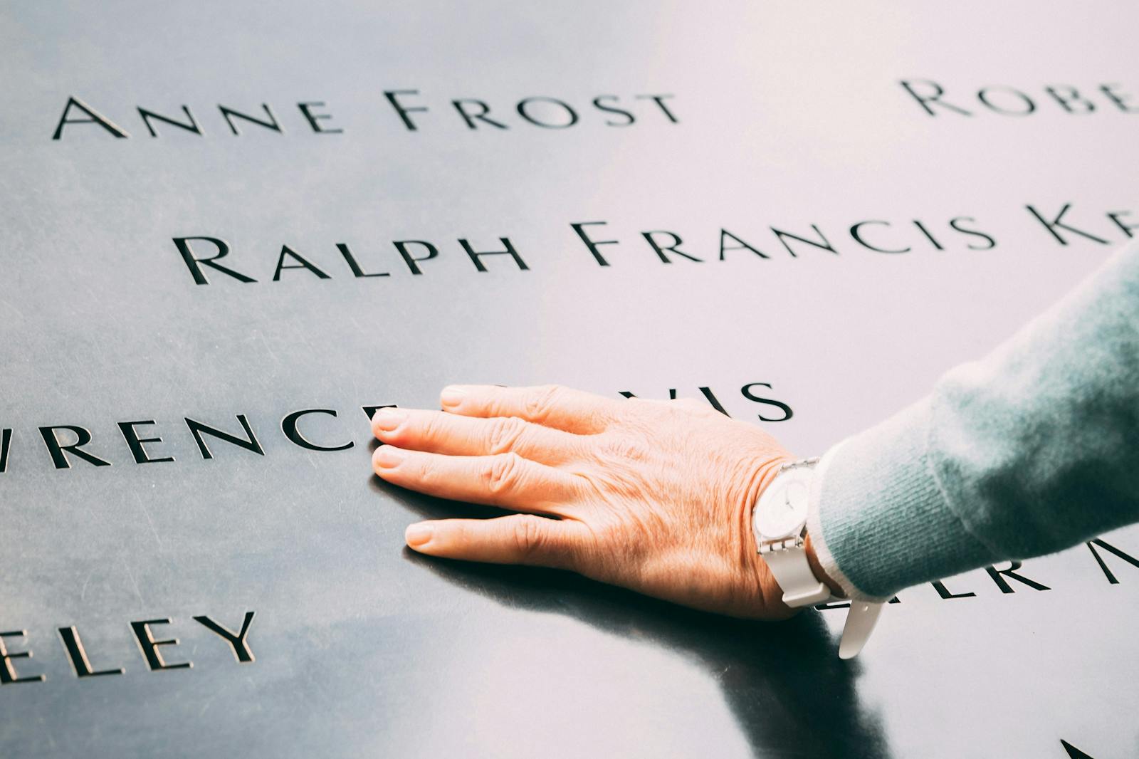 Main touchant les noms au le 9/11 Memorial & Musée