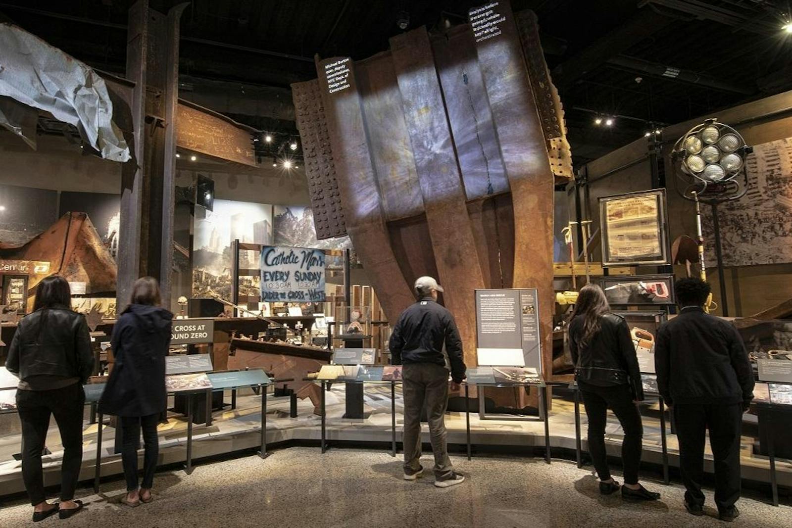 Visiteurs contemplant les débris du 9/11 Memorial & Musée