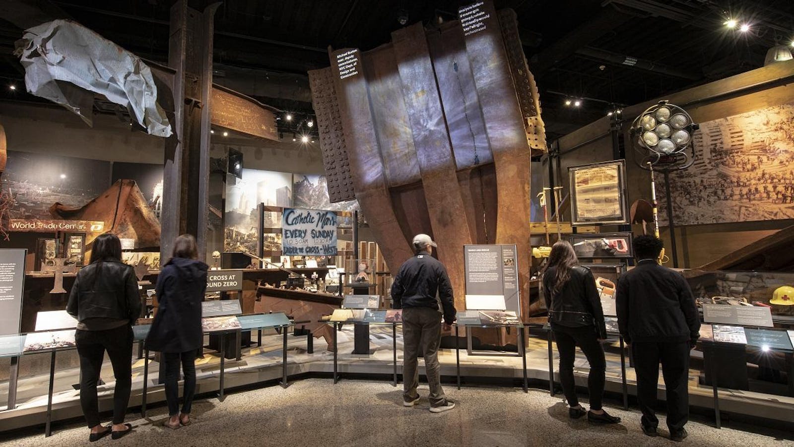 Visiteurs contemplent les débris au le 9/11 Memorial & Musée
