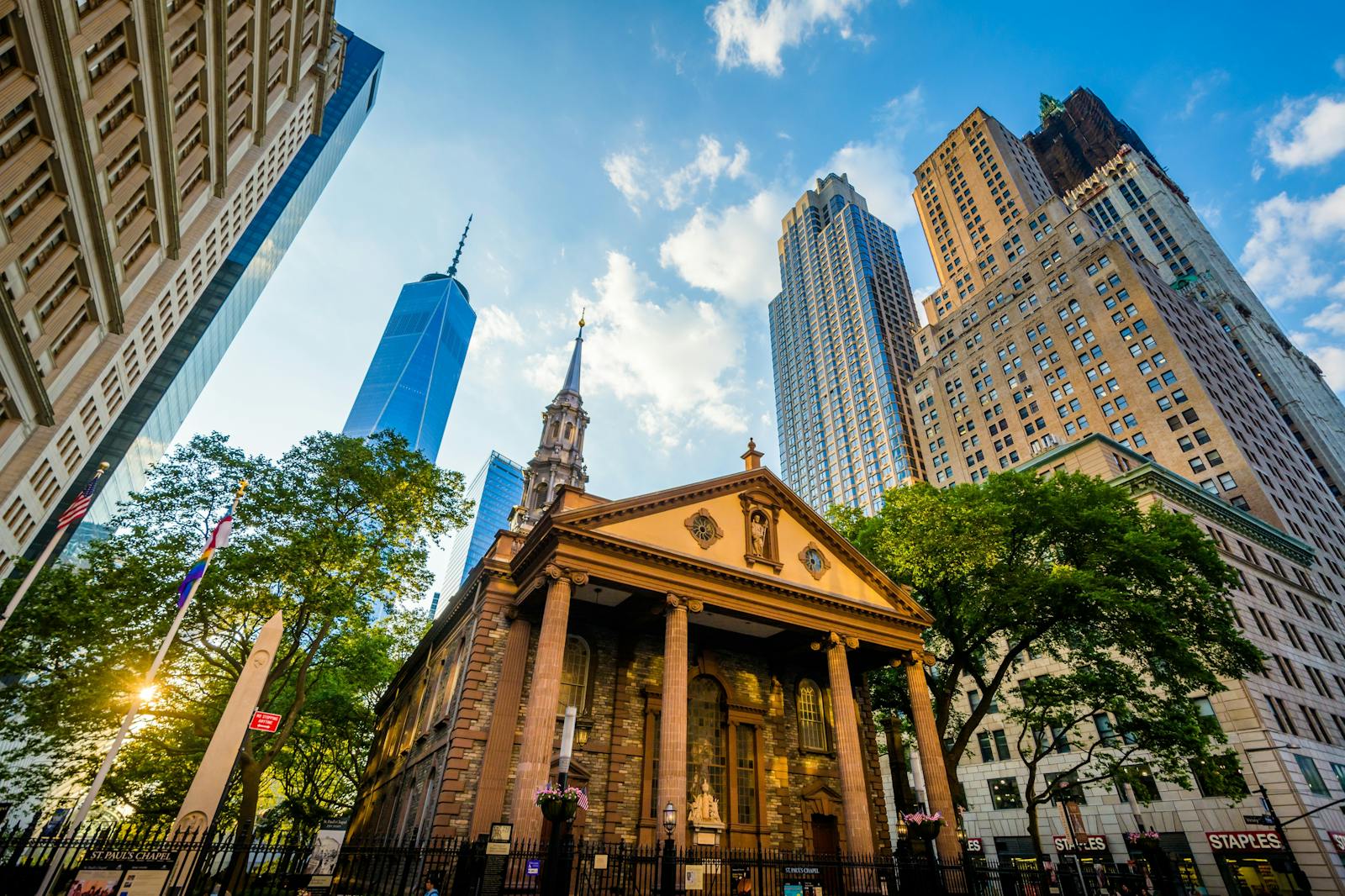 Vue basse de l'église St. Paul's avec le 9/11 Memorial & Musée