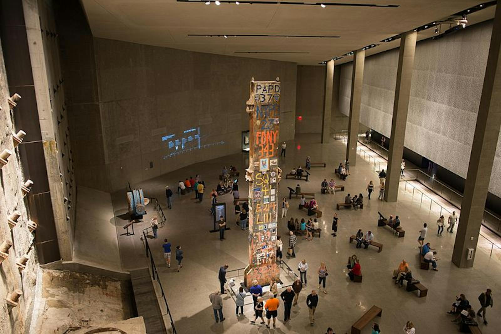 Vue intérieure du 9/11 Memorial & Musée avec la colonne