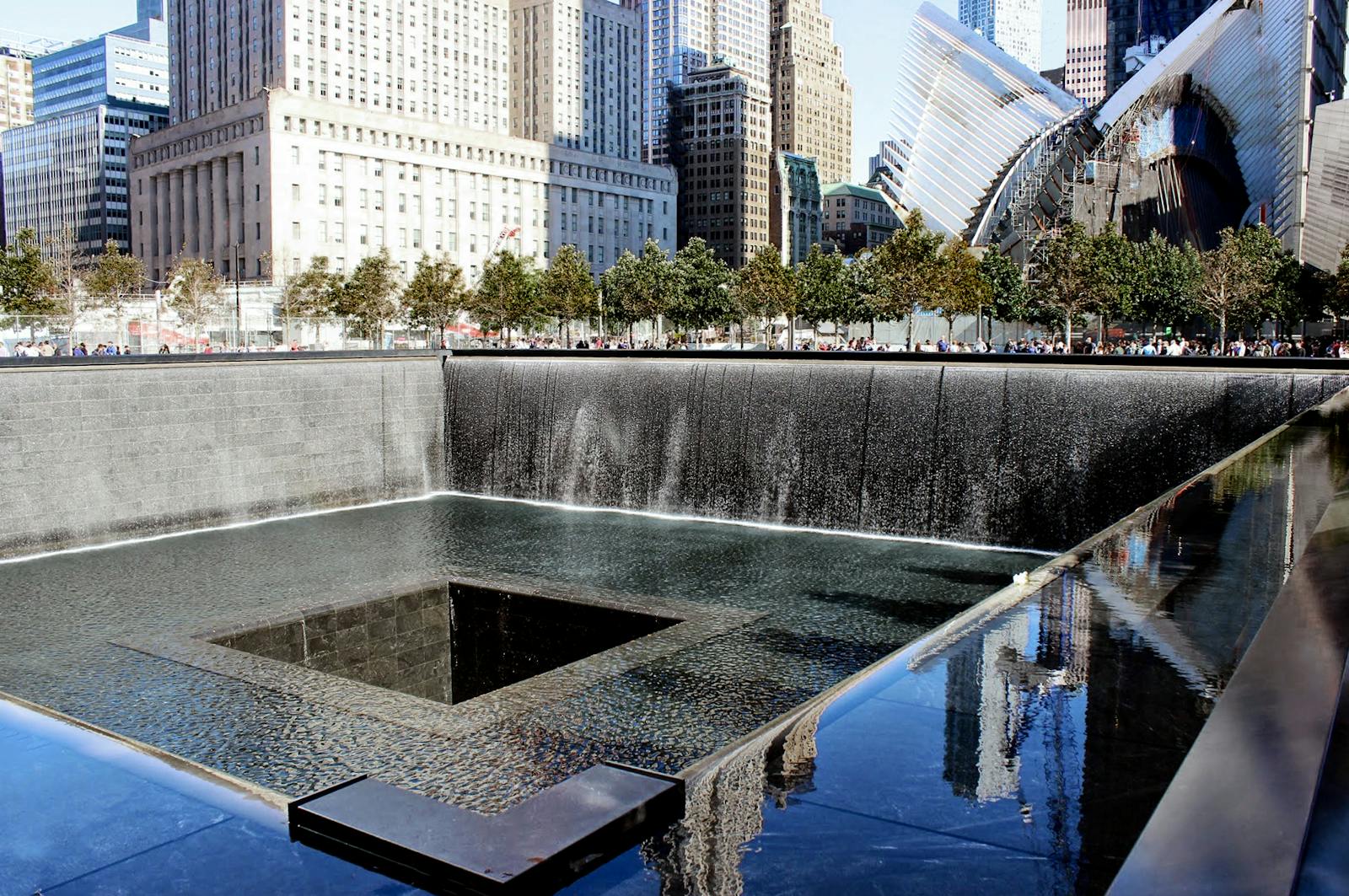 Vue rapprochée du bassin du 9/11 Memorial & Musée