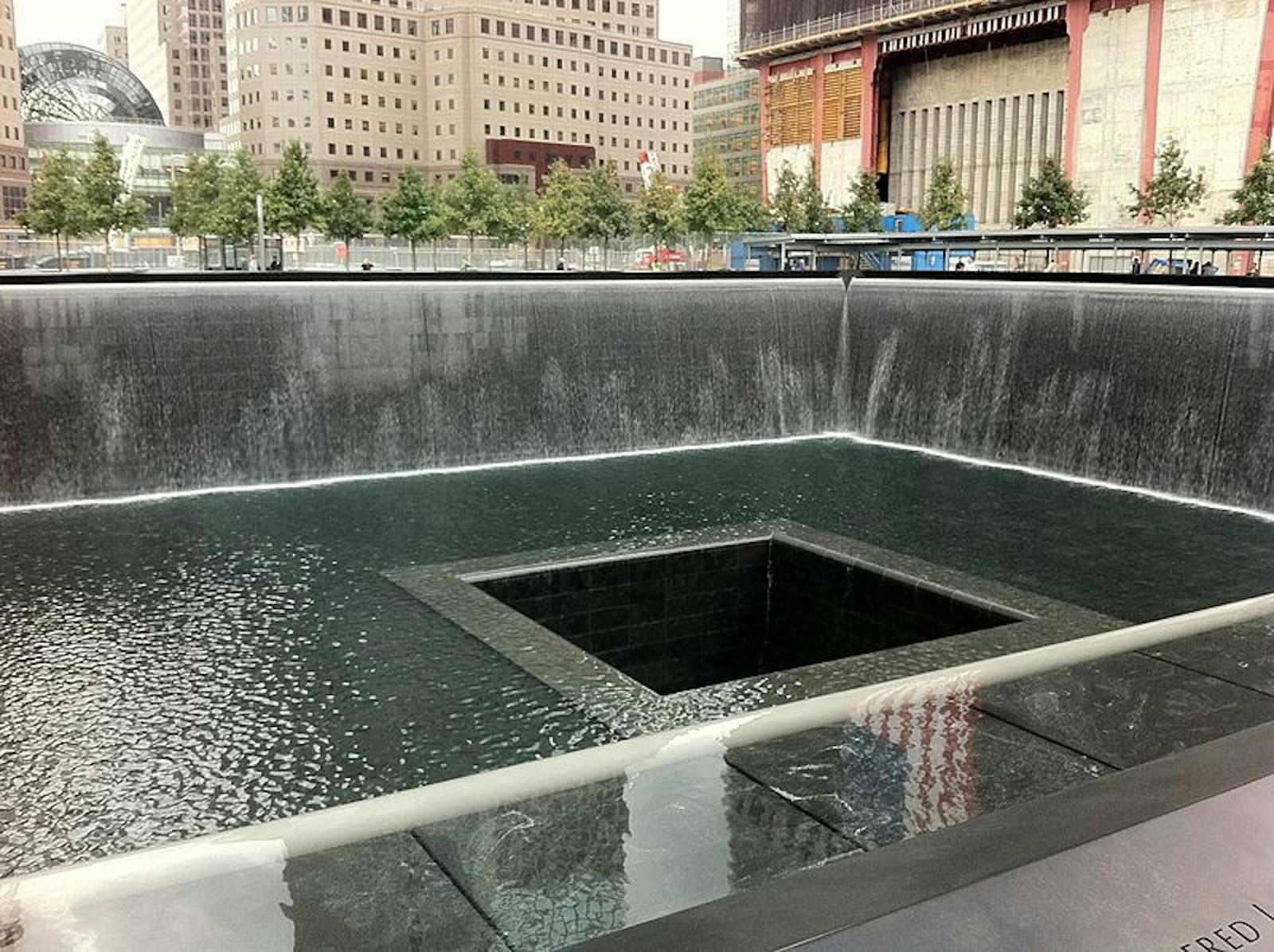 Vue rapprochée du bassin du 9/11 Memorial & Musée