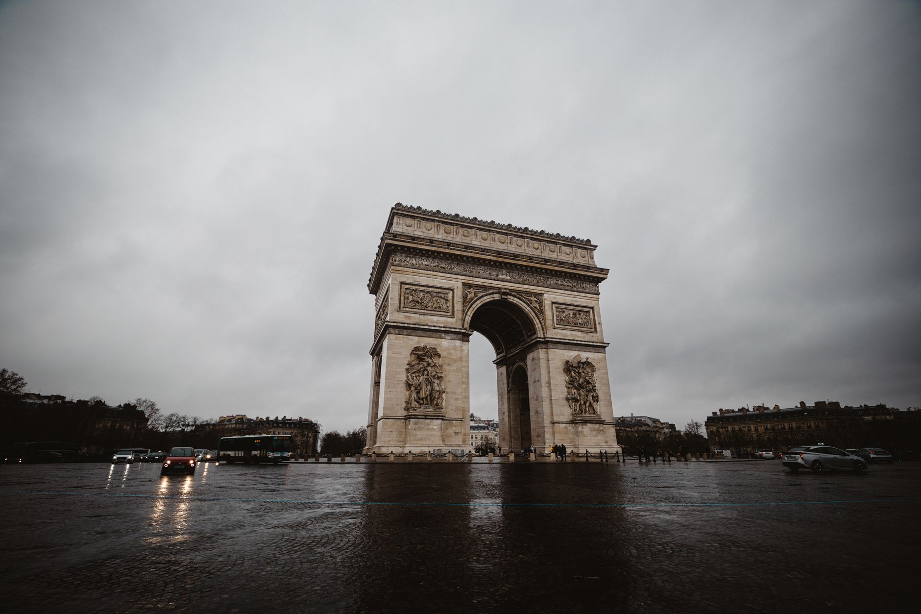 Vista aérea del Arco del Triunfo bajo un cielo gris