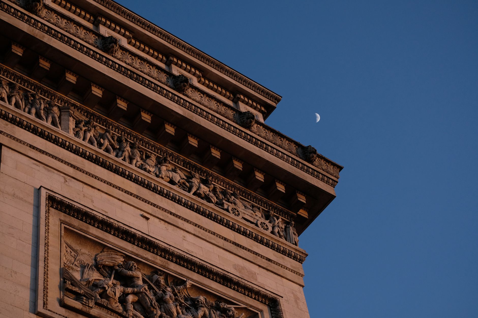 파란 하늘 아래凯旋문(Arc de Triomphe)의 저각 뷰