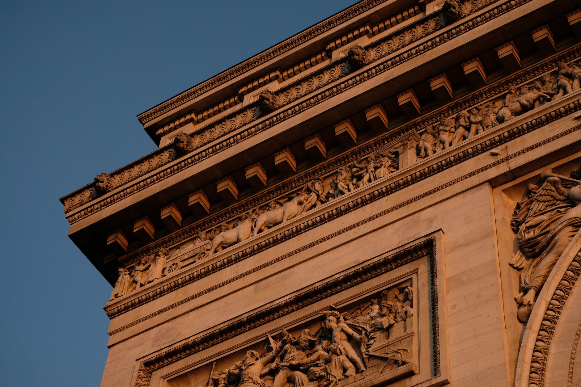 Onderopname van de gedetailleerde sculpturen van de Arc de Triomphe