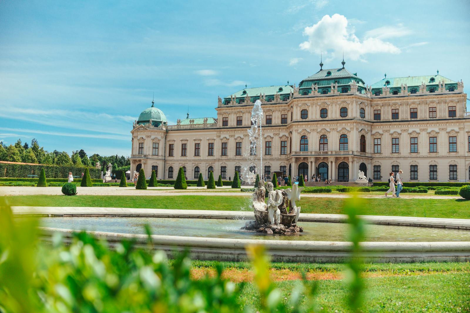 Pohled na Belvederský palác ze zahrady