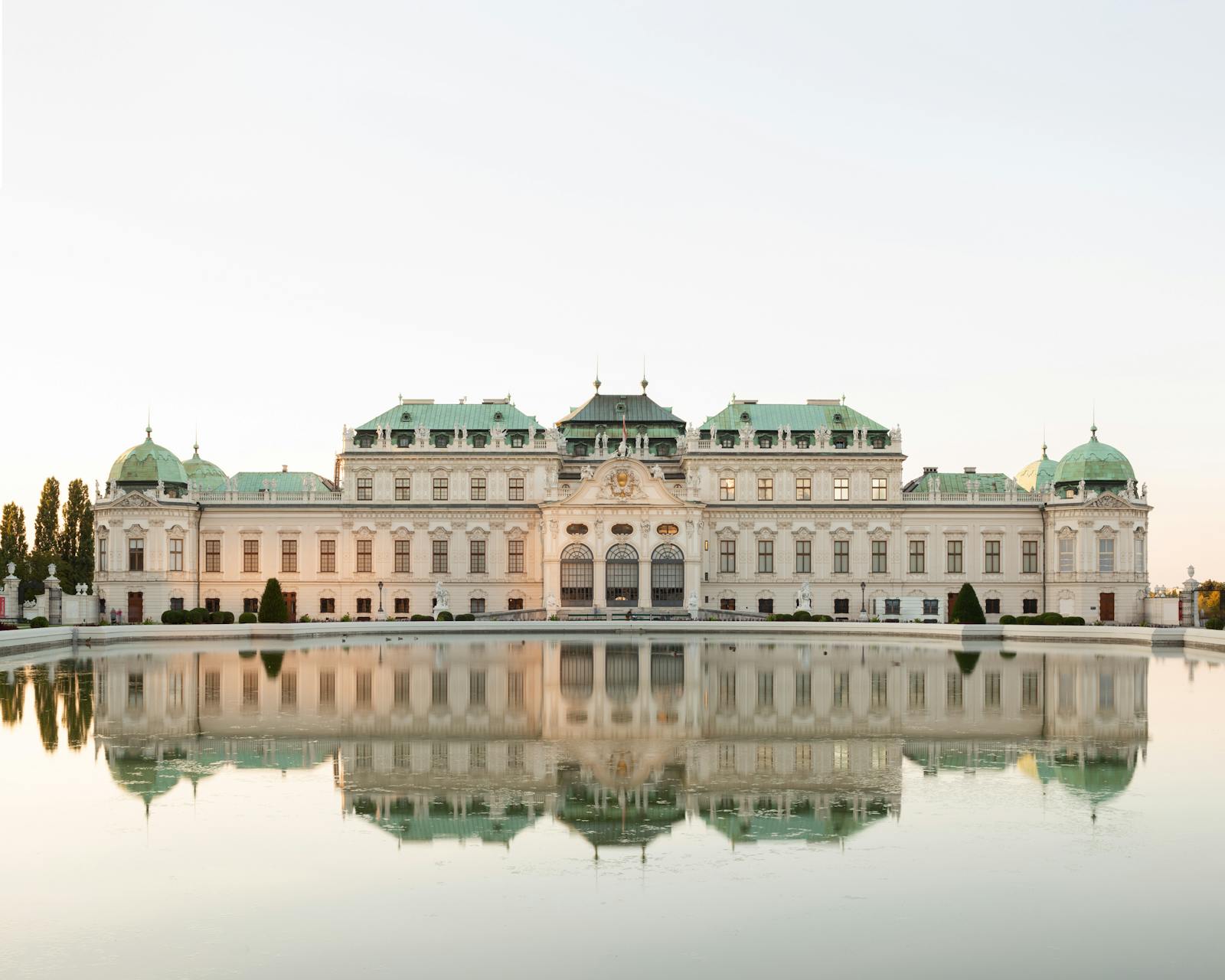 Vista frontal del Palacio del Belvedere con su reflejo
