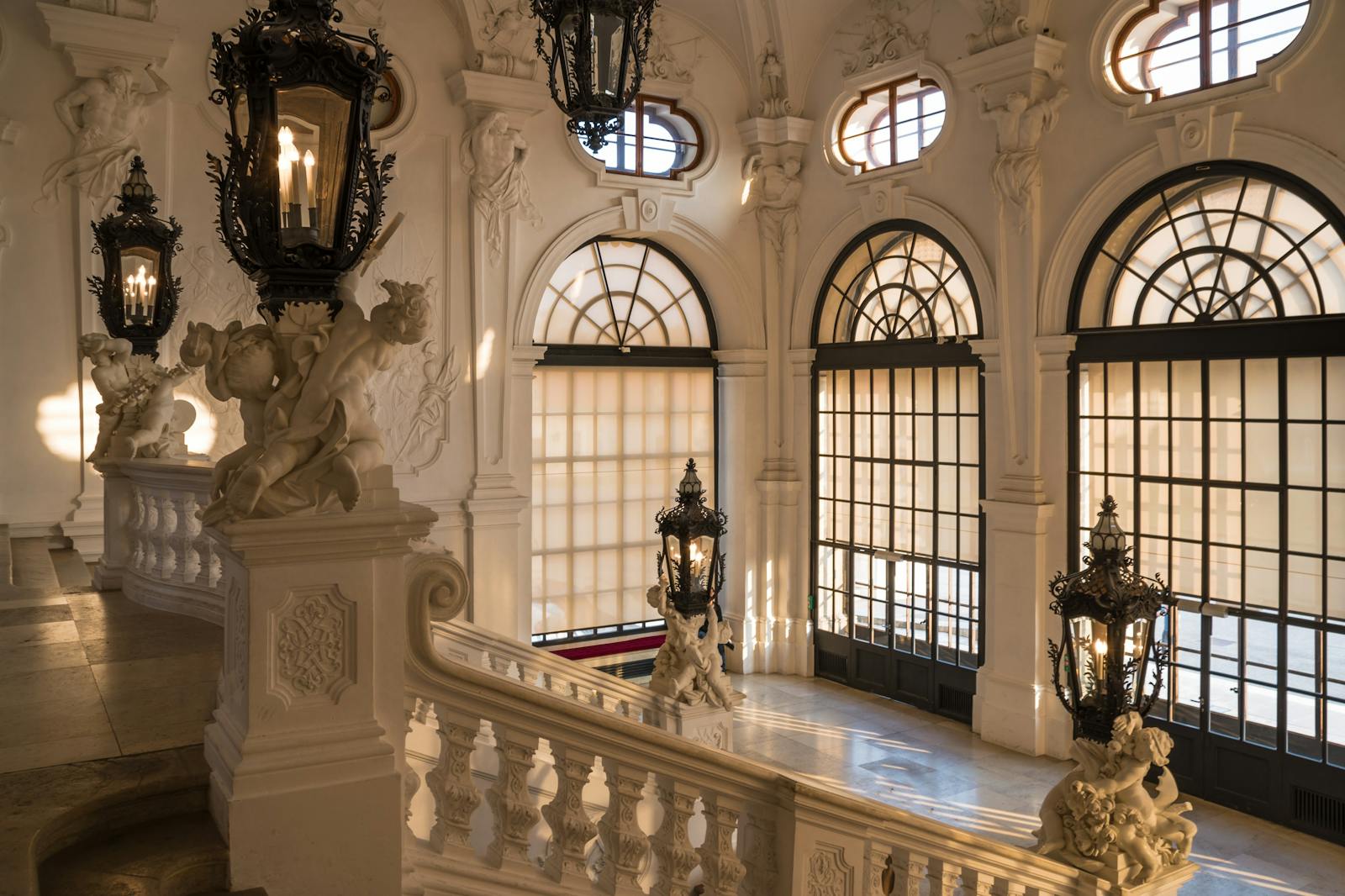Lujosa vista interior del Palacio del Belvedere