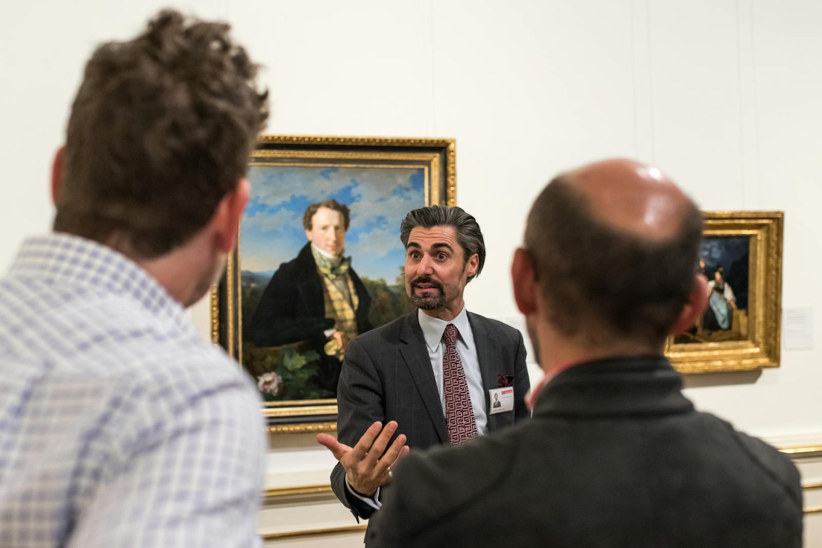 Guida che spiega le opere al Palazzo del Belvedere