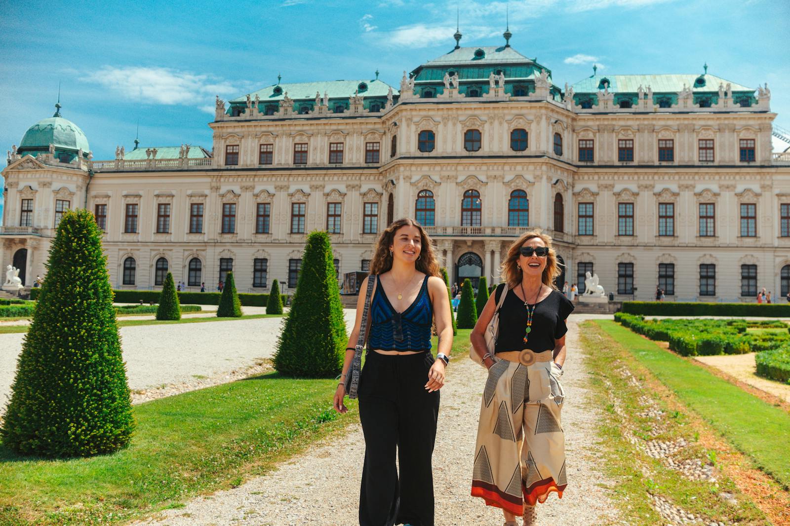 Twee vrouwen die vrolijk lopen voor het Belvedere-paleis