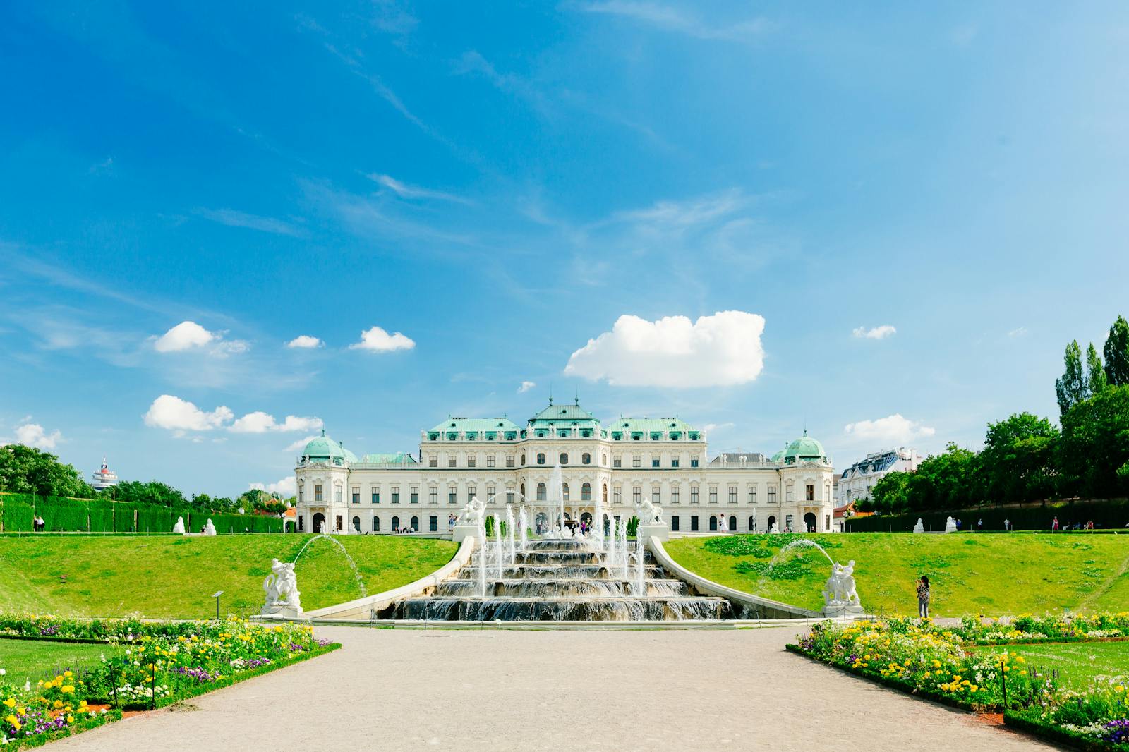 Vooraanzicht van het Belvedere-paleis en de tuin