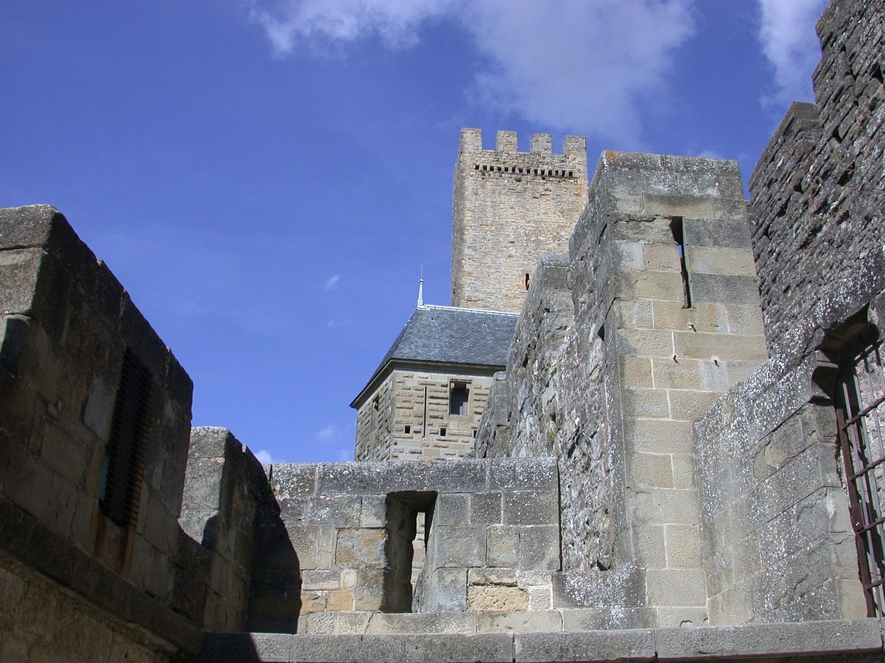 Vue en contre-plongée des remparts de la Cité de Carcassonne
