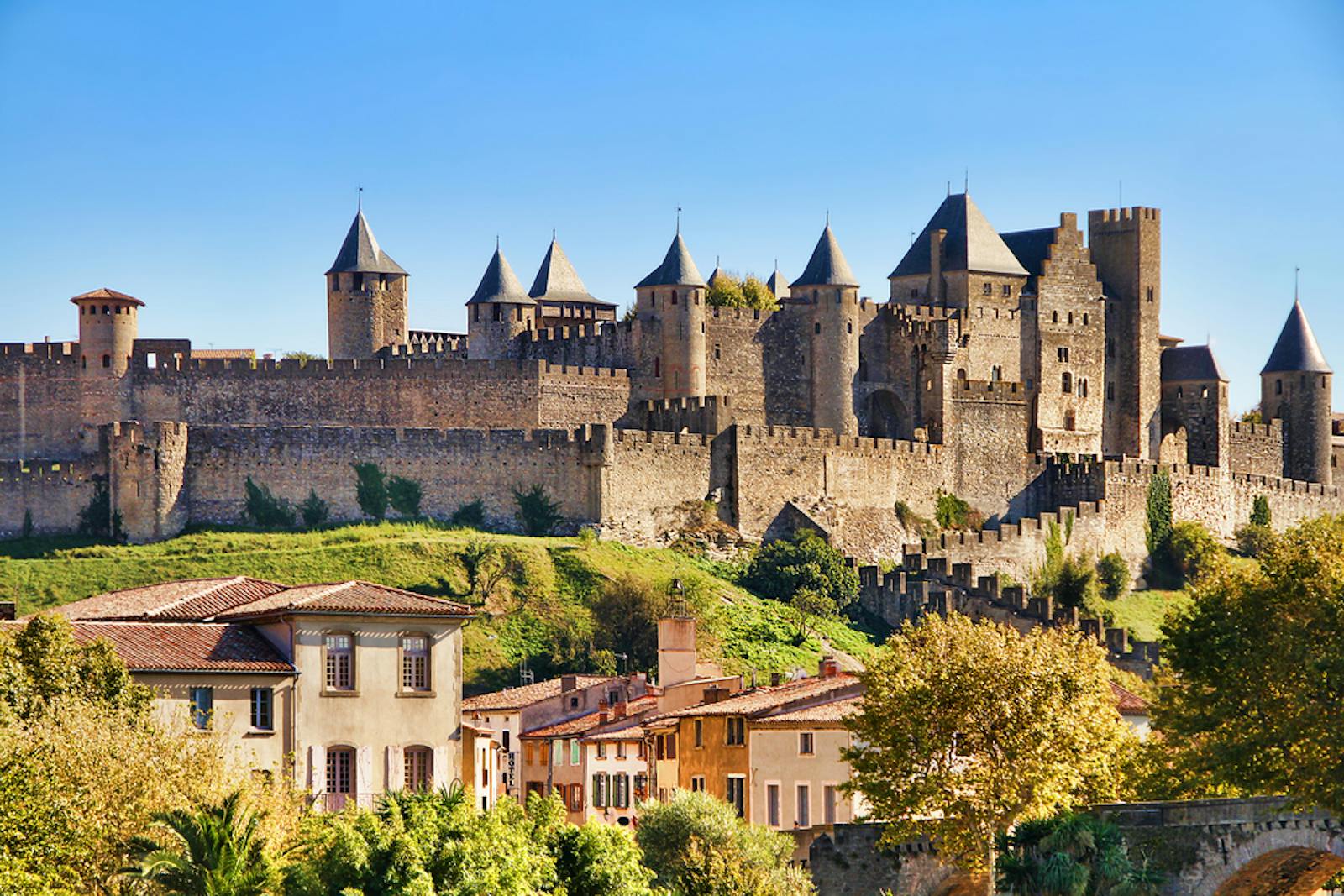 햇살 아래 카르카송 시(Cité de Carcassonne)의 파노라마 뷰