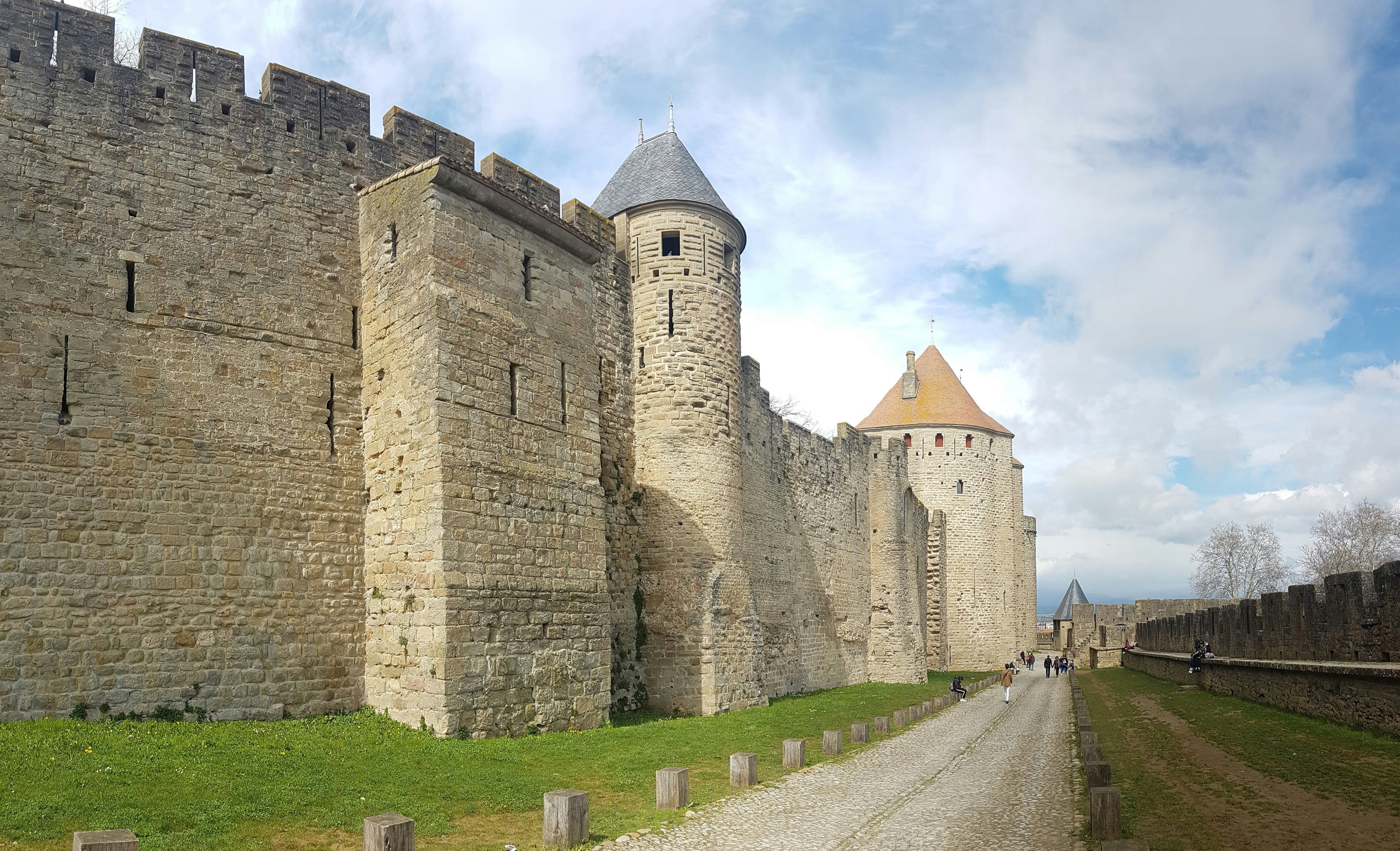 카르카송 시(Cité de Carcassonne) 성벽의 측면 뷰