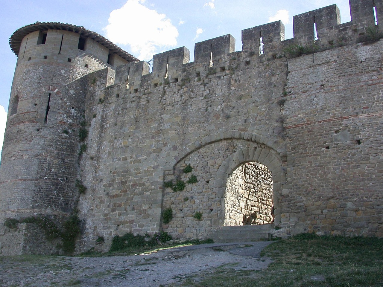 Vista baixa dos muros da Cité de Carcassonne