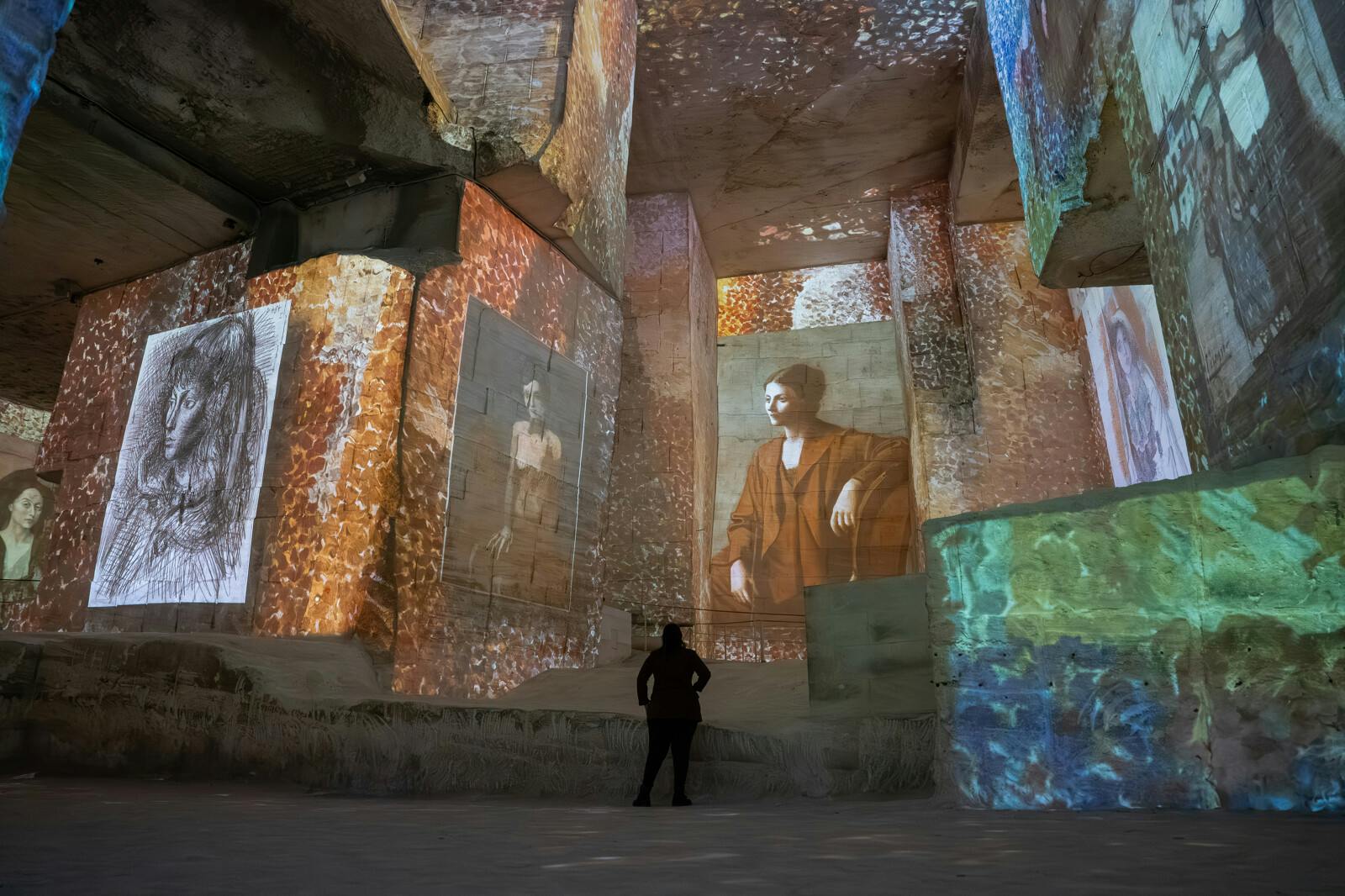 Samotná návštěvnice před monumentálními projekcemi Carrières des Lumières
