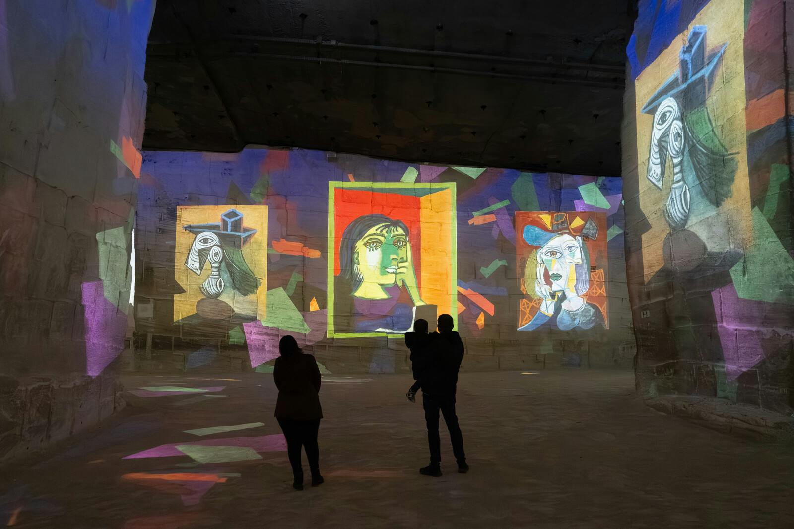 Посетители восхищаются кубистическими проекциями в Les Carrières des Lumières