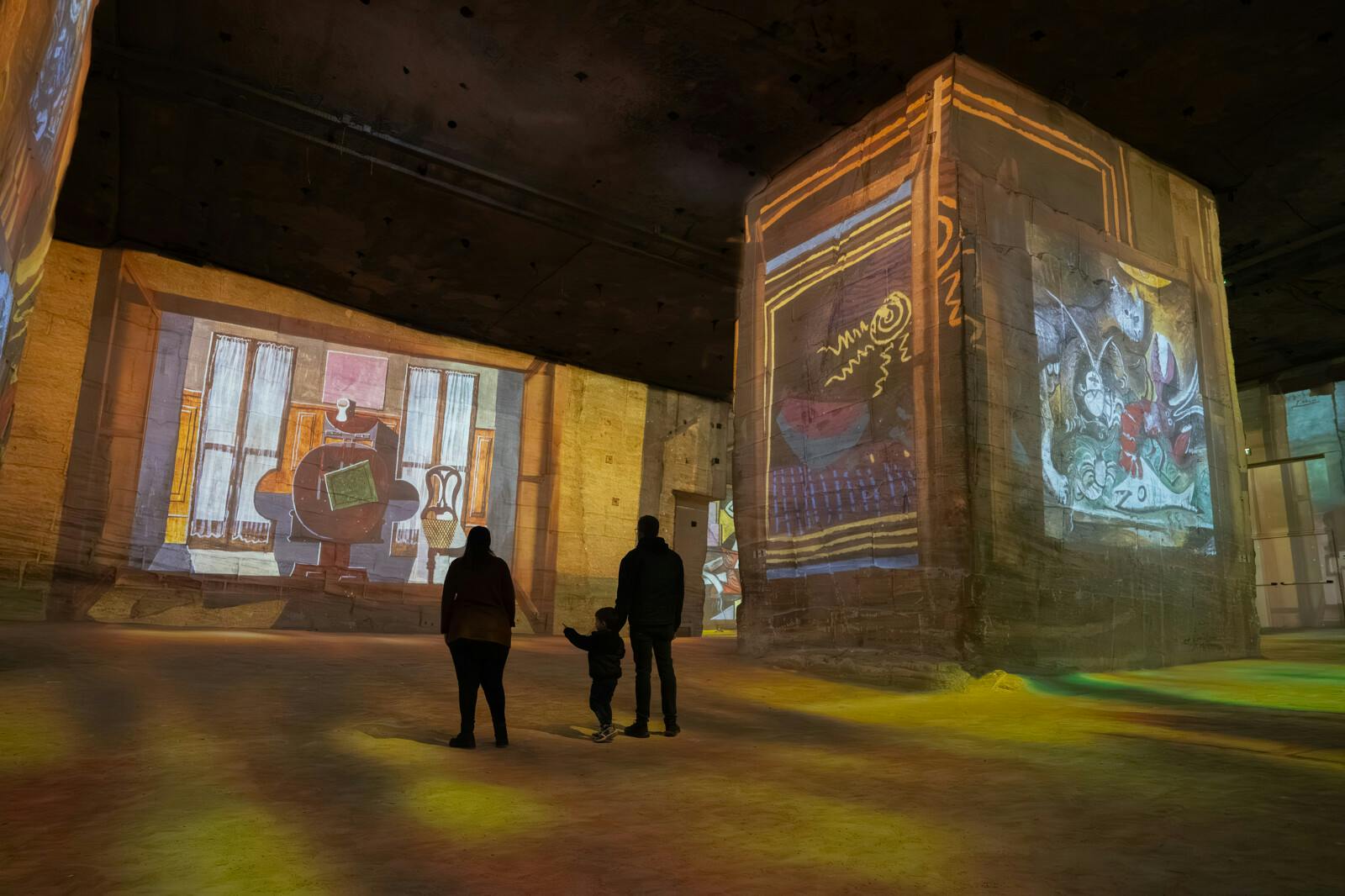 Посетители созерцают художественные проекции в Les Carrières des Lumières