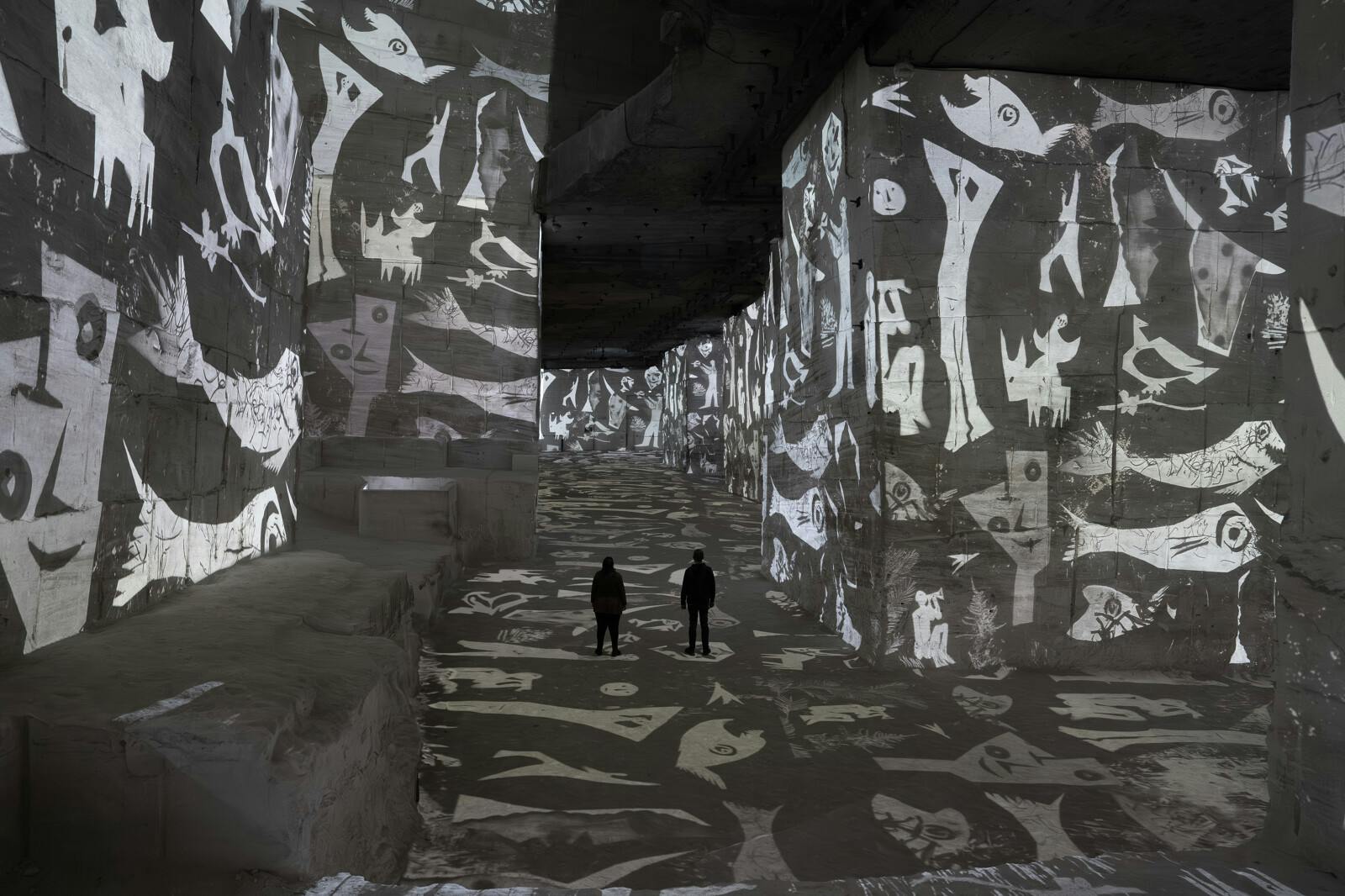 在光之采石场（Carrières des Lumières）巨型投影下的游客