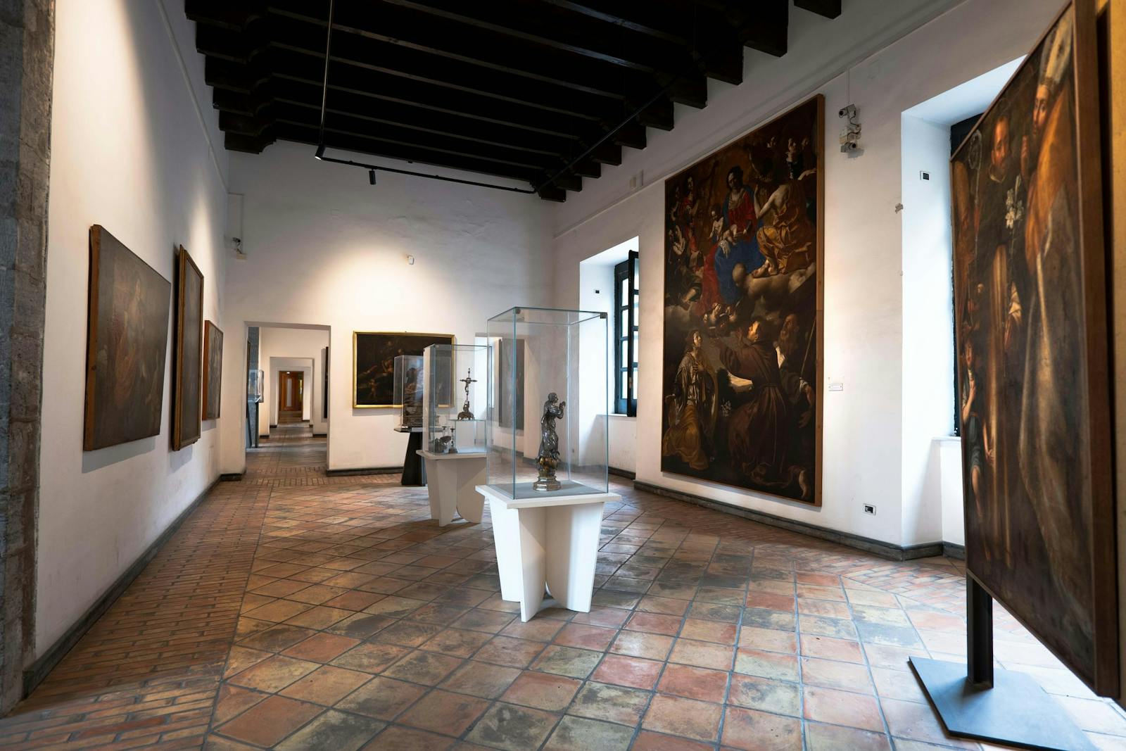 Innenansicht des Castel Nuovo mit seinen Kunstwerken