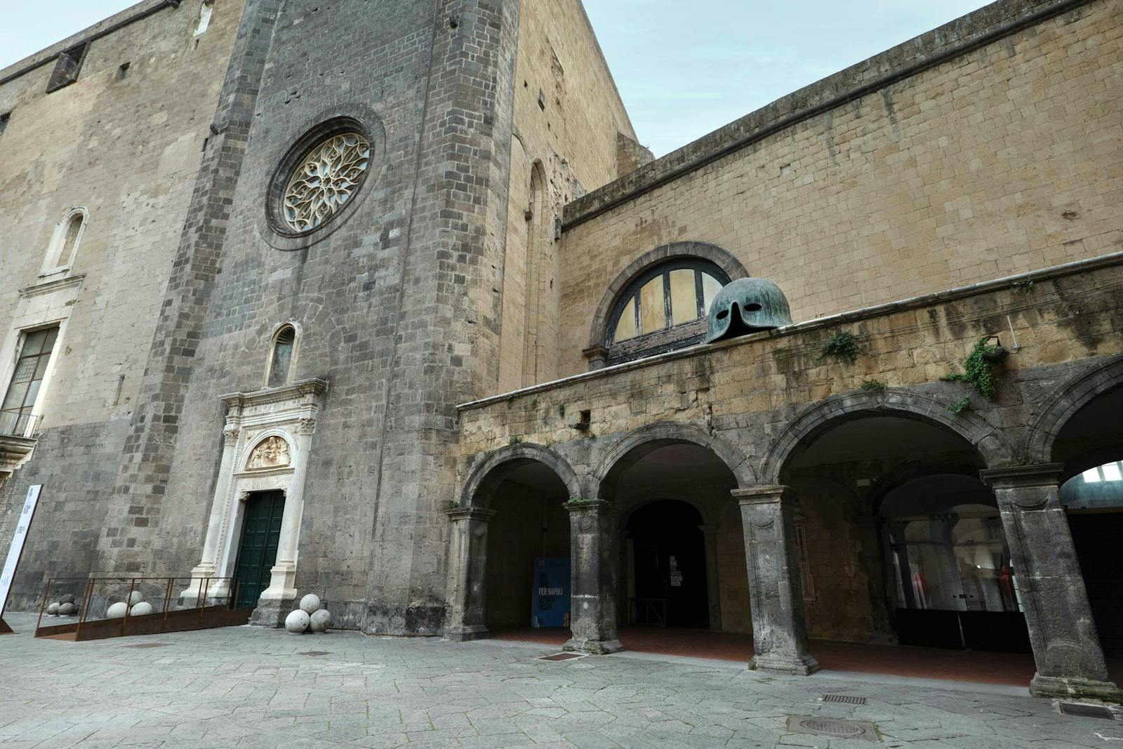 Felülről alulról látott Castel Nuovo homlokzata
