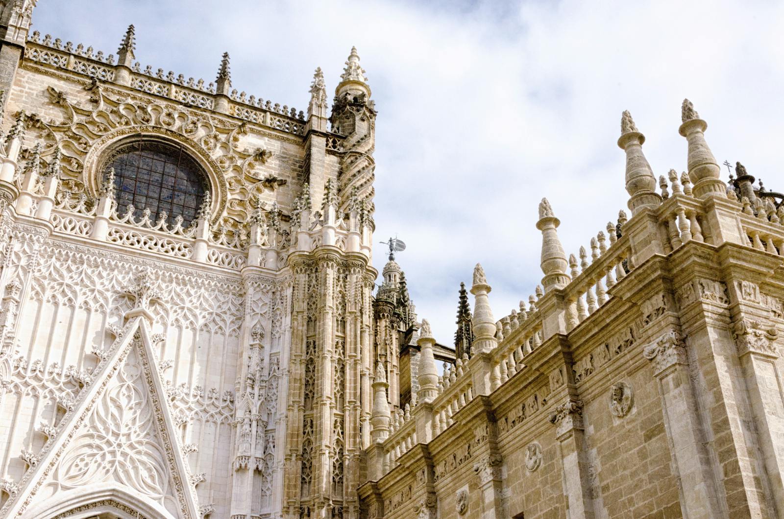 Detailní pohled zdola na Katedrálu v Seville