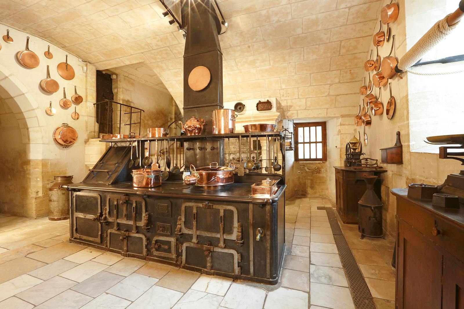 Vista interior de la cocina histórica del Castillo Real de Amboise