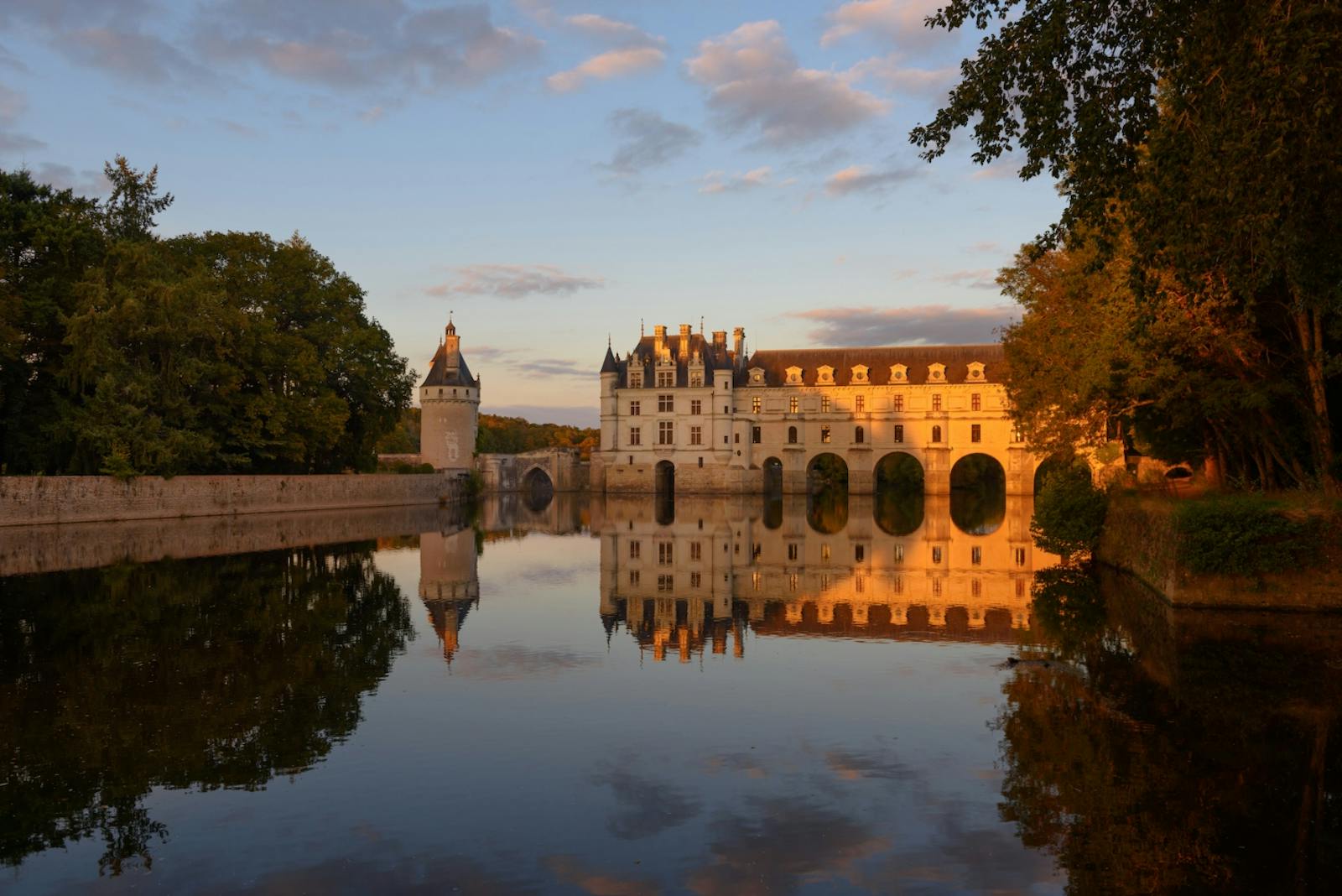 A Royal Château d’Amboise tükröződése a csendes vízben