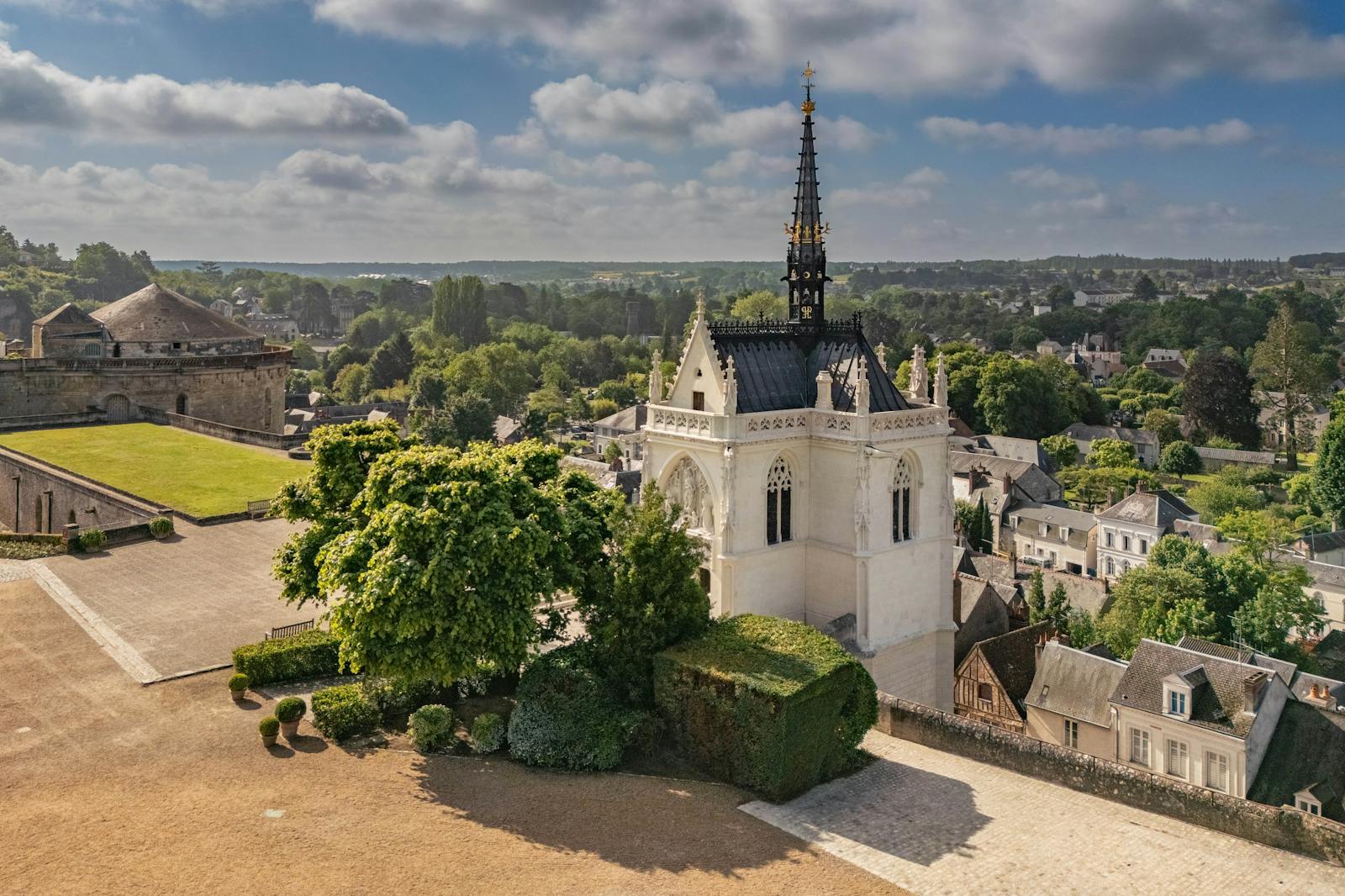 Flygbild över Amboise kungliga slott och staden