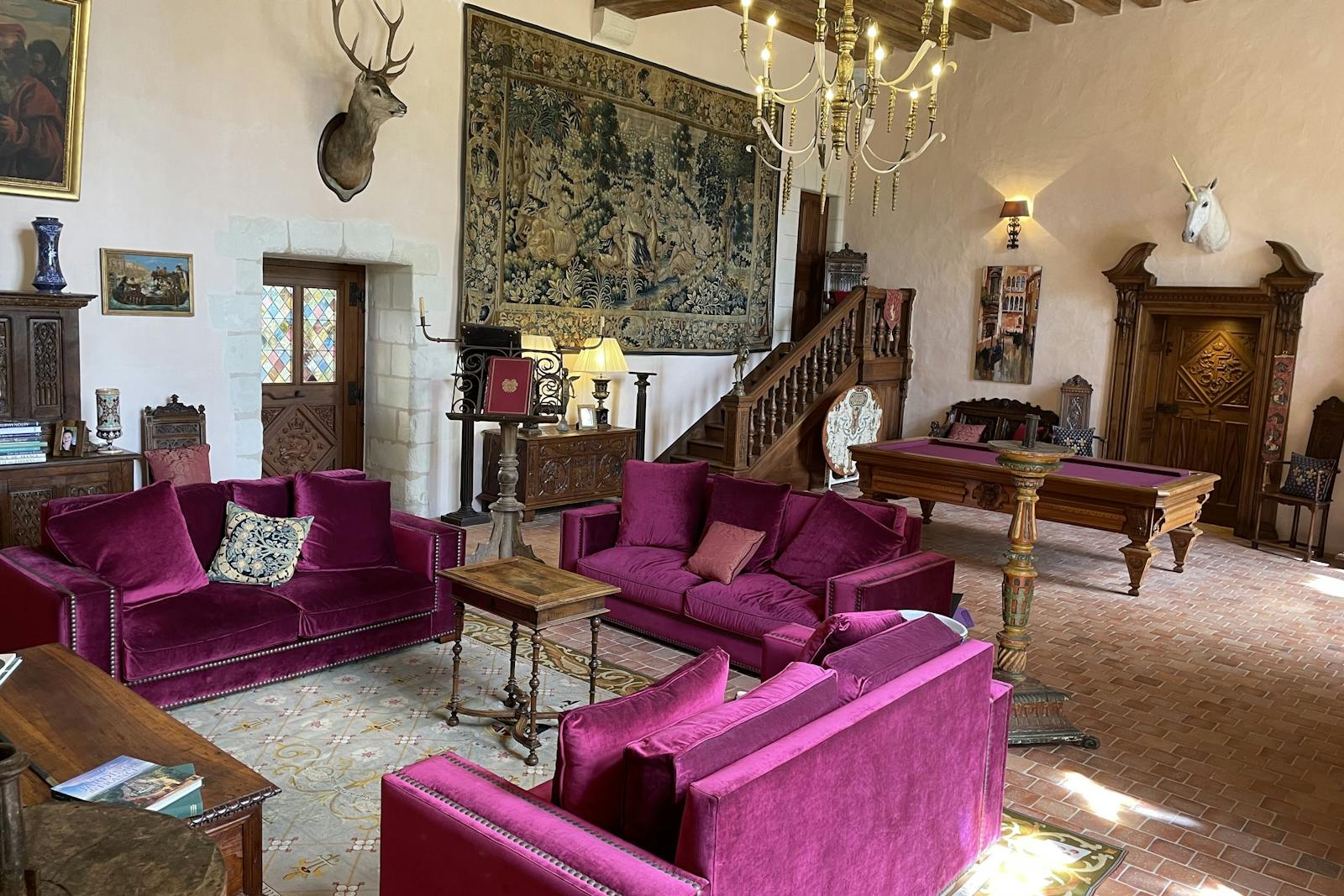 配有紫色沙发的加亚尔城堡奢华内饰