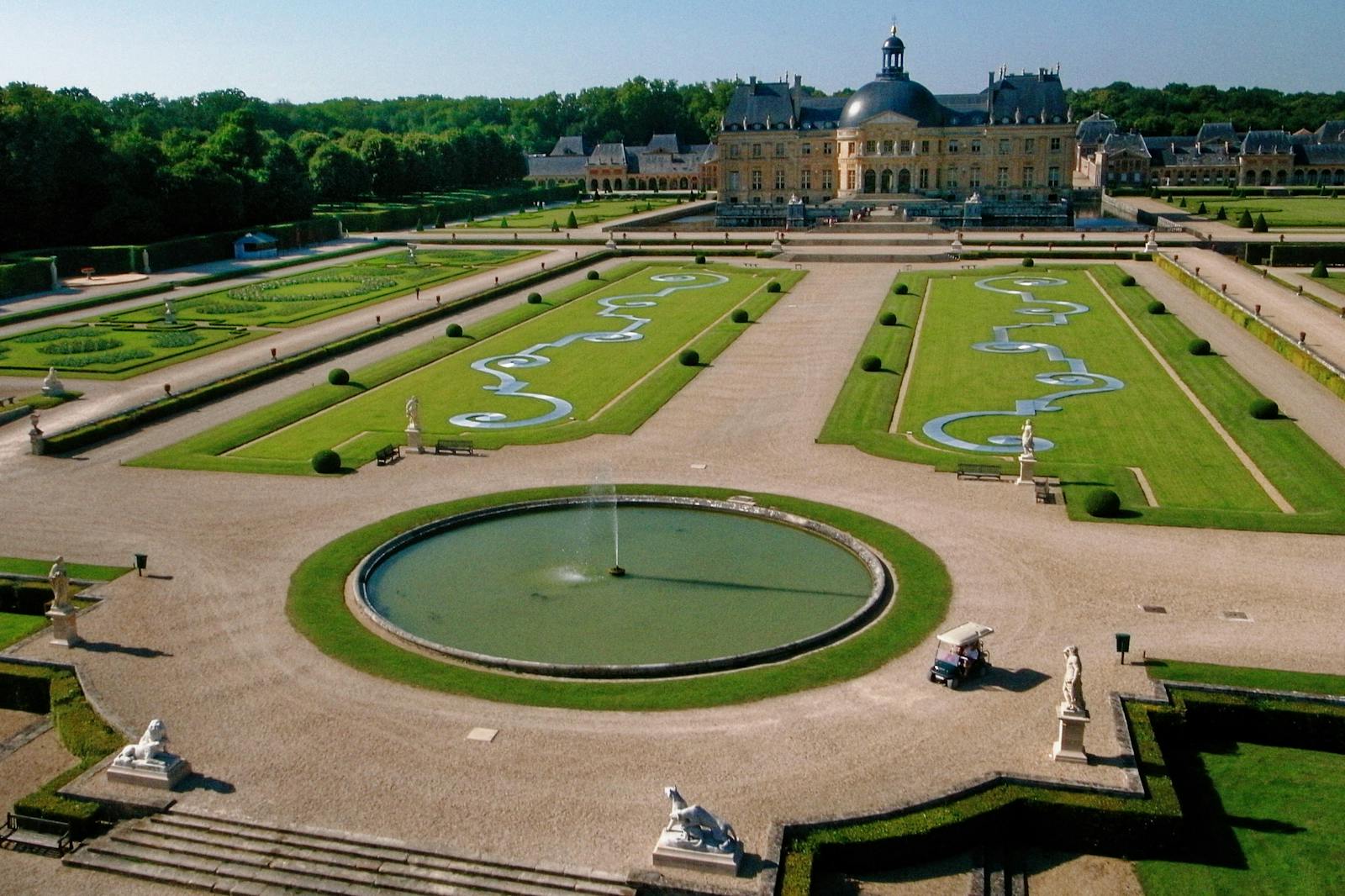 das Château de Vaux-le-Vicomte aus der Luft mit symmetrischen Gärten gesehen