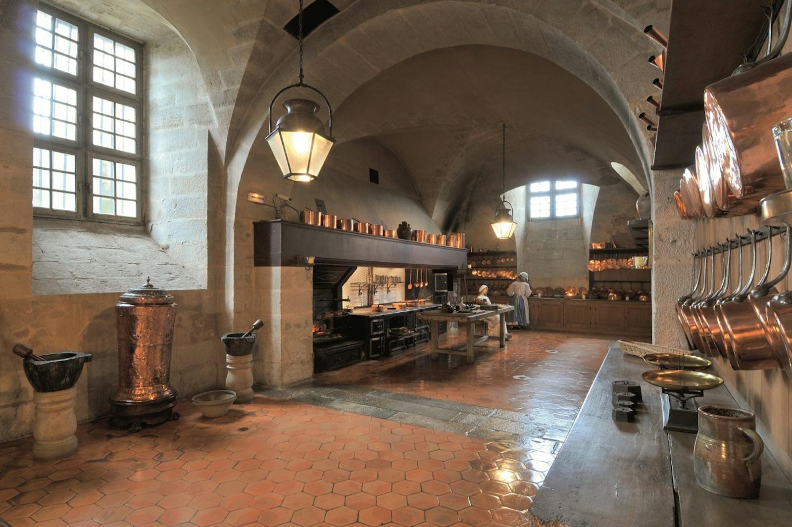 Küche des Château de Vaux-le-Vicomte in Perspektive mit Gewölben und Utensilien gesehen