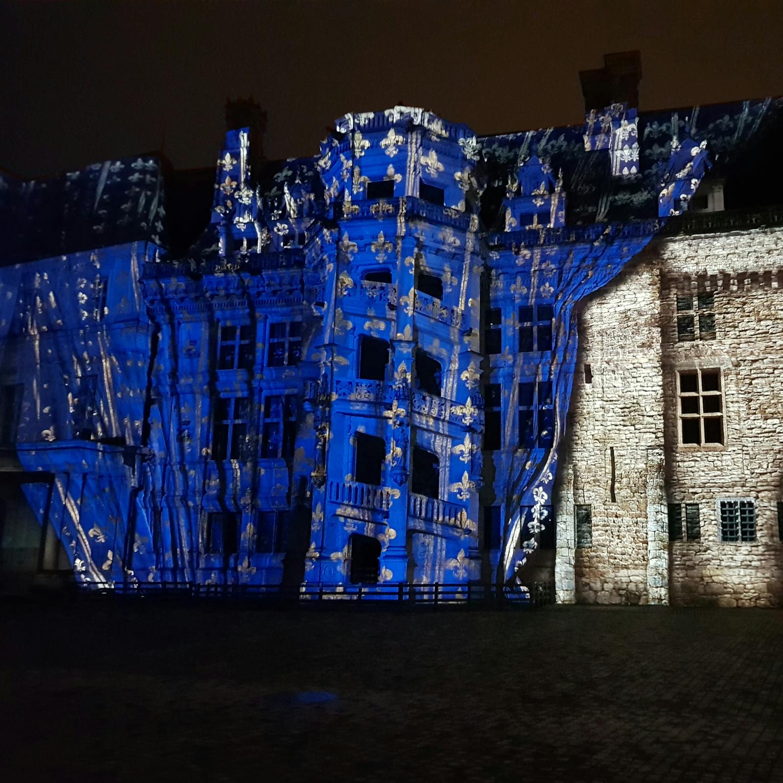 Nachtansicht des blau beleuchteten Königsschlosses von Blois