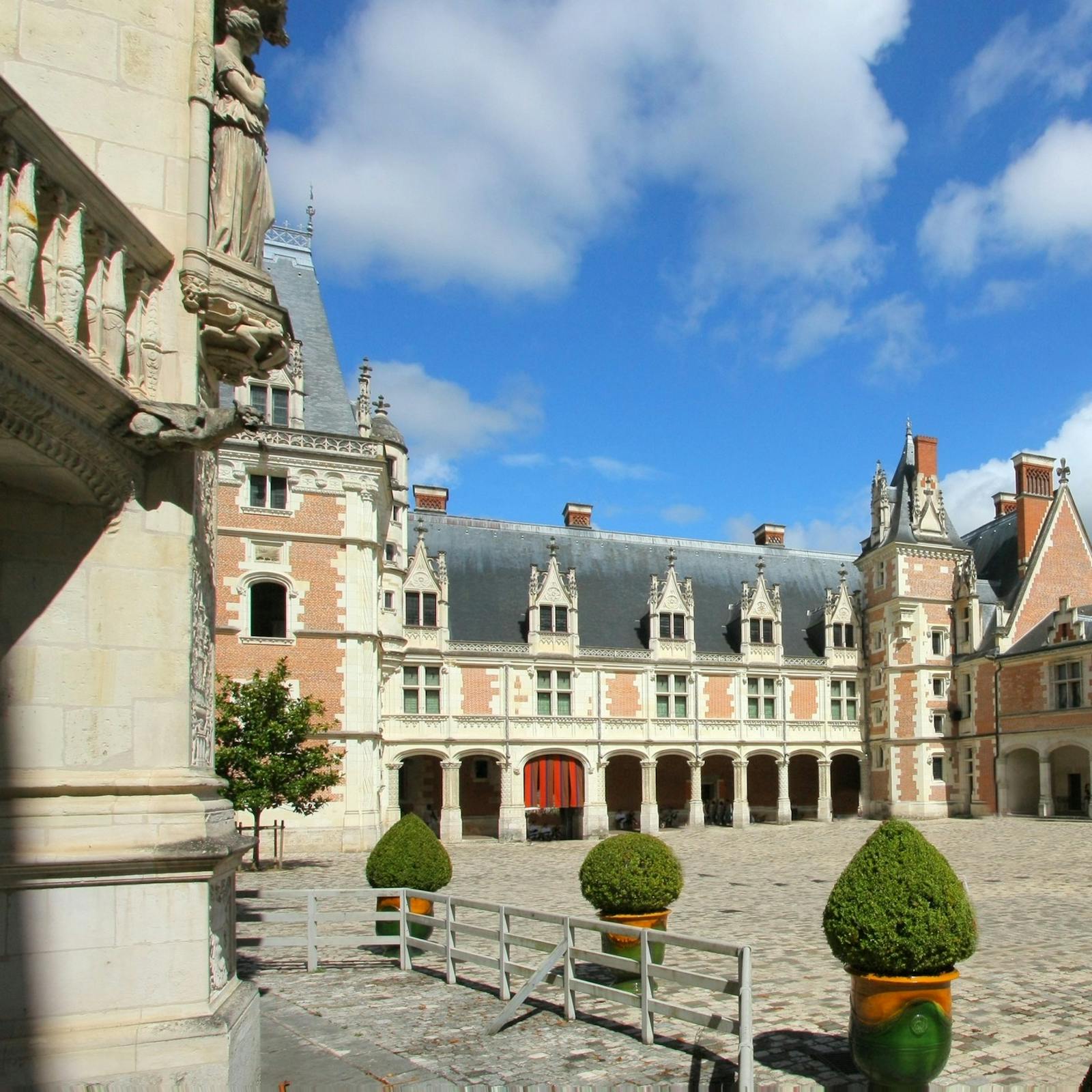 Vista interior del patio del Castillo Real de Blois