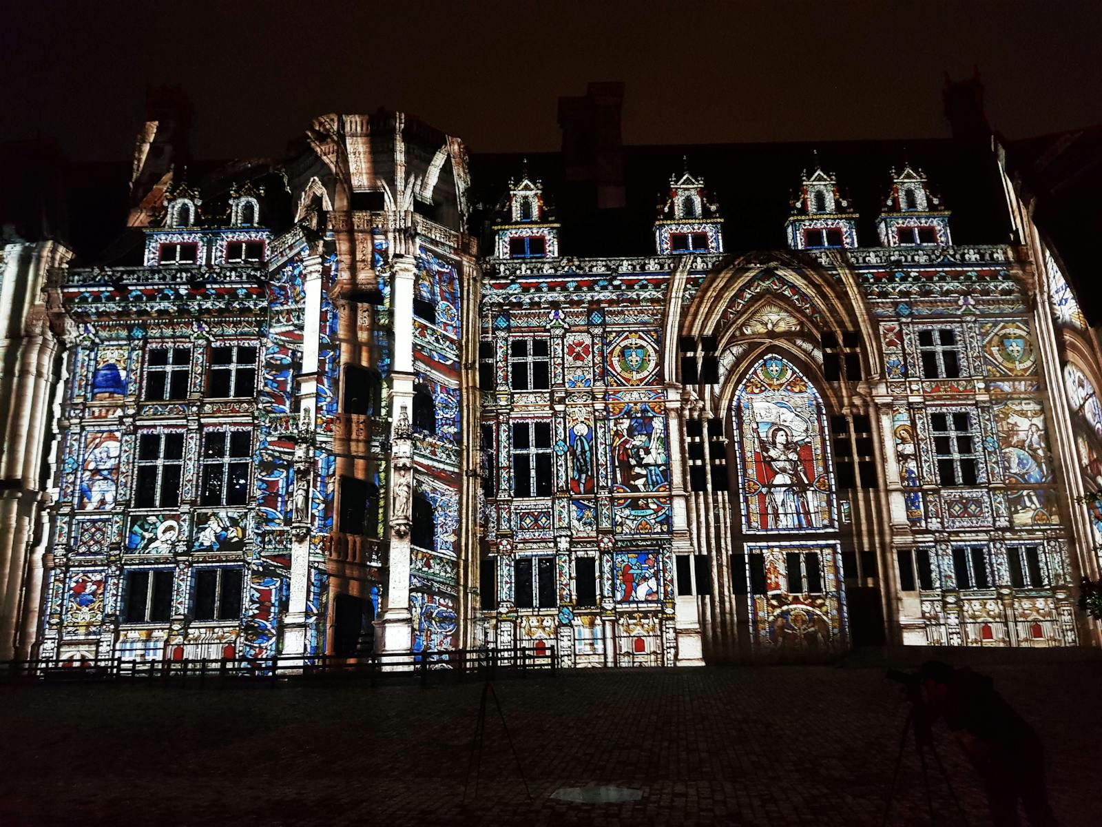 O Castelo Real de Blois iluminado por projeções noturnas