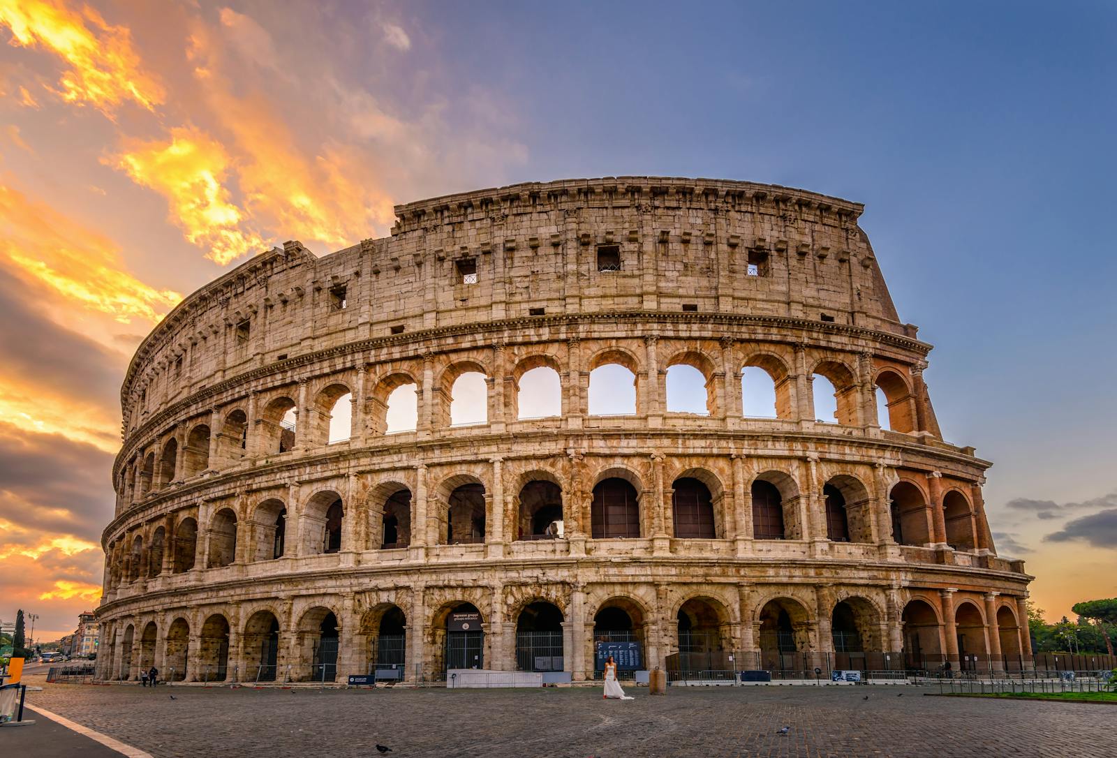 Majestætisk udsigt over Colosseum ved solnedgang