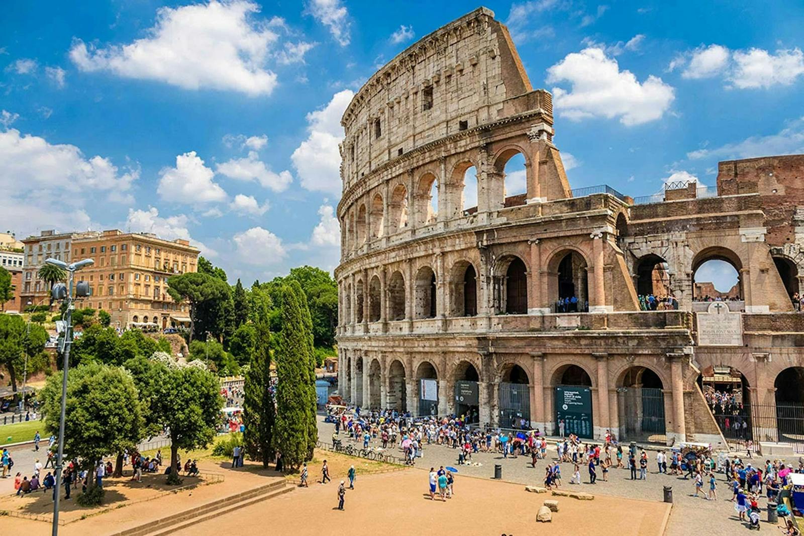 Colosseumin ulkonäkymä sinisen taivaan alla