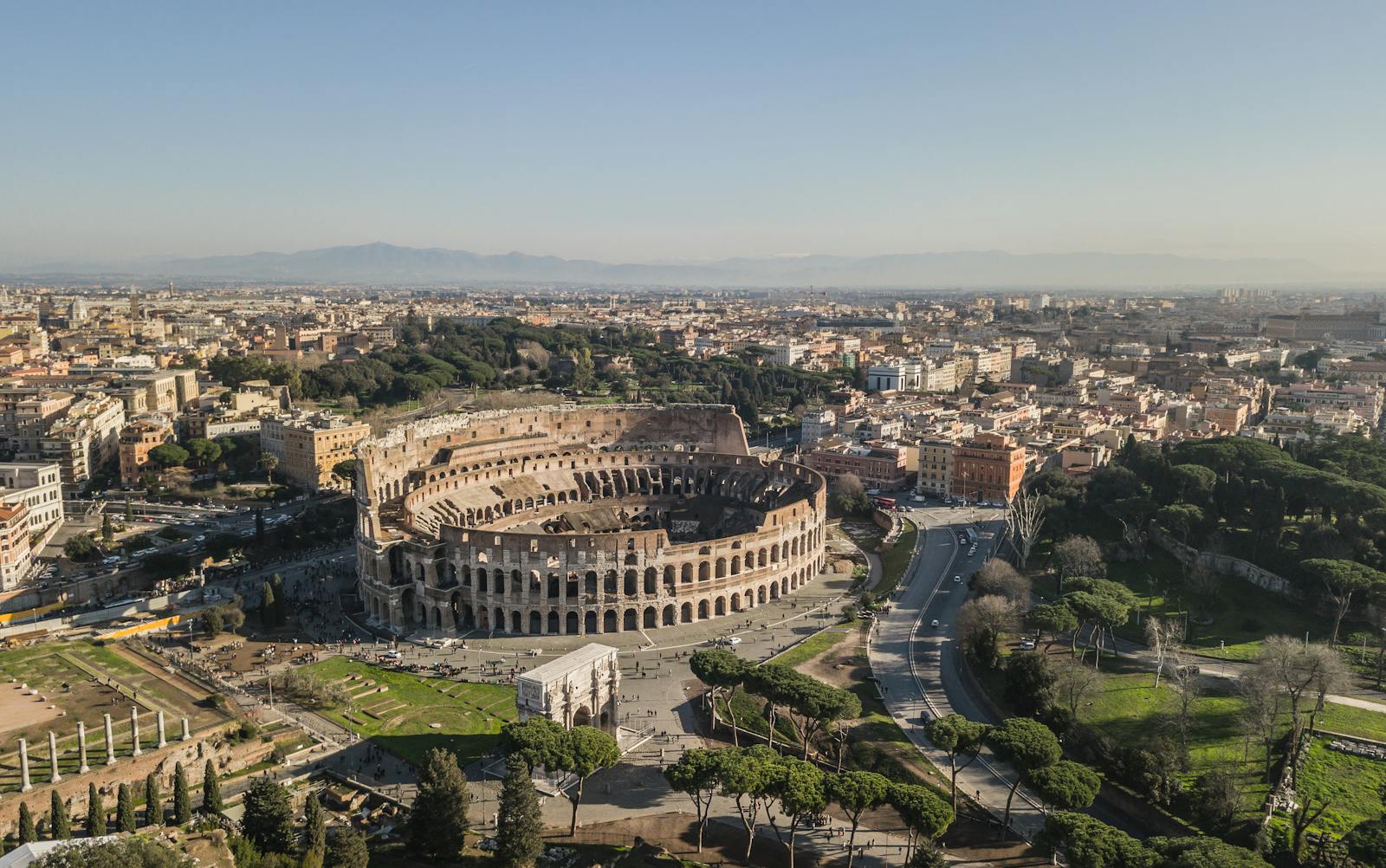 Vue aérienne panoramique du Colisée au cœur de Rome