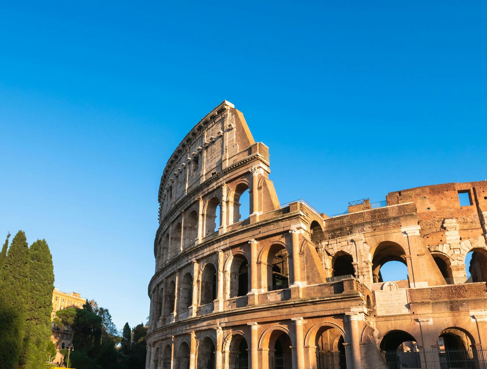 Vedere de jos a Colosseumului sub un cer albastru