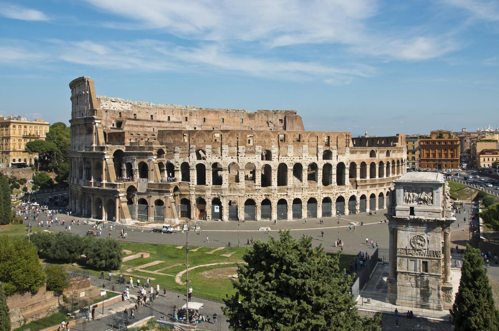Flygbild över Colosseum mot blå himmel