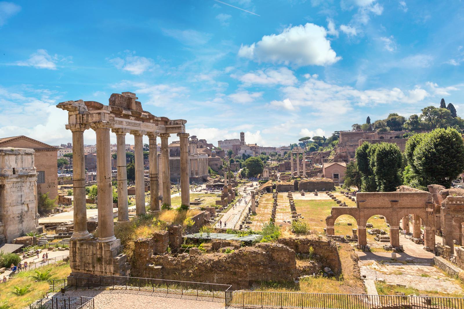 Panoramavy över Romerska forumet nära Colosseum
