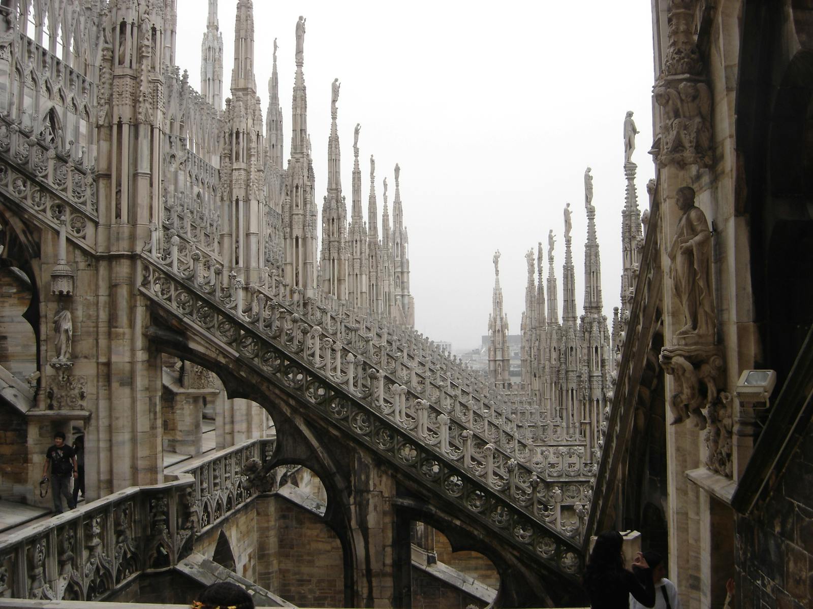 Vista aerea dei tetti e delle guglie del Duomo di Milano