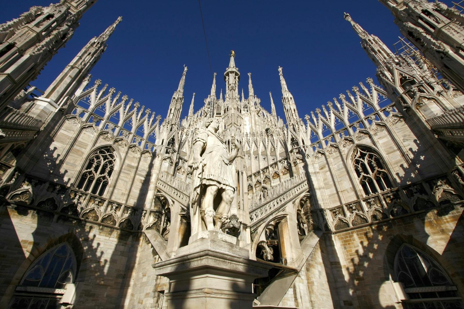 Vista bassa del Duomo di Milano e statua