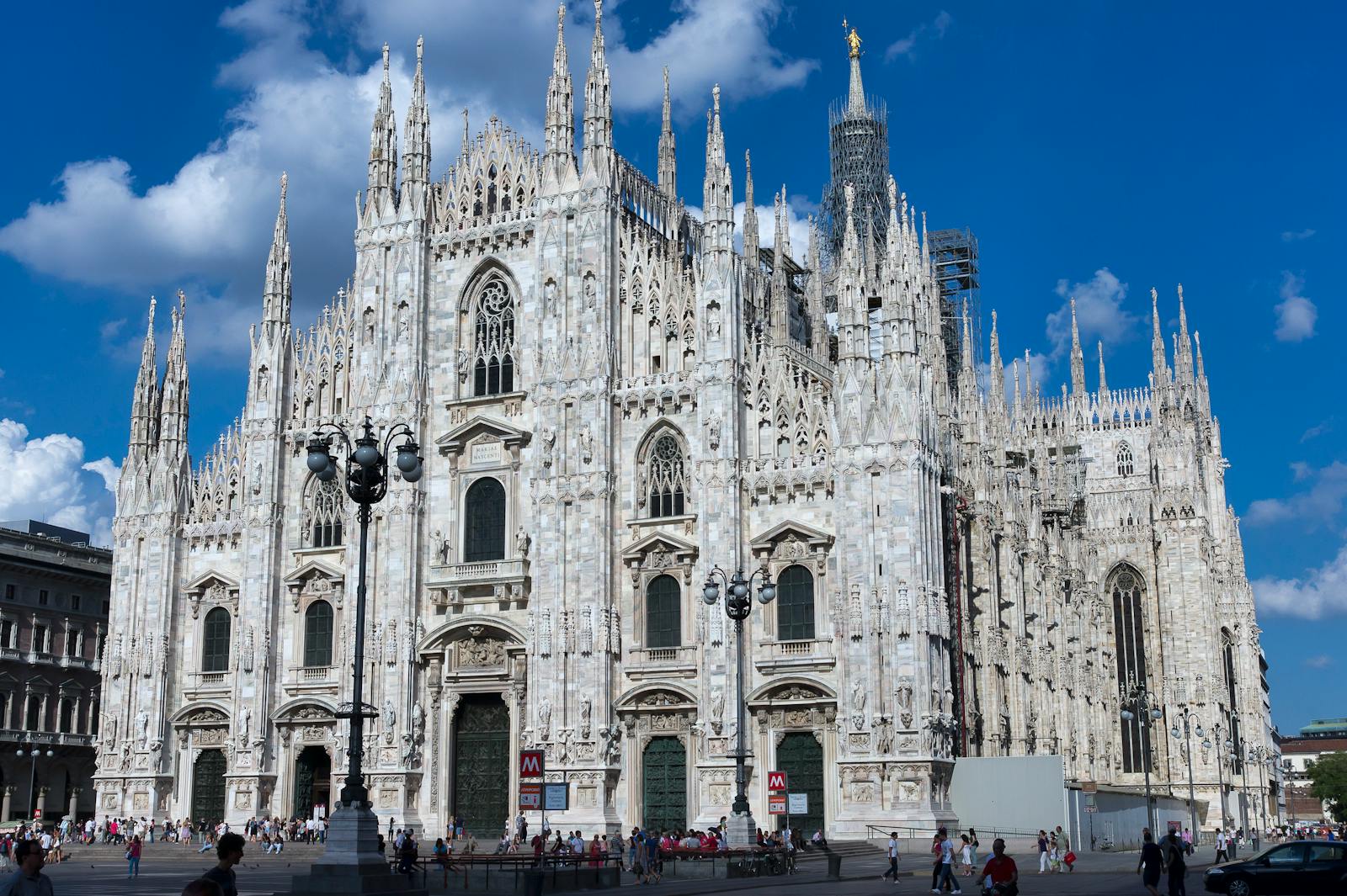 Il Duomo di Milano visto di fronte sotto un cielo azzurro