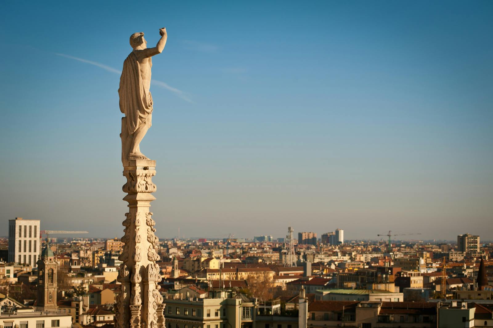 Statua sul Duomo di Milano vista dal basso