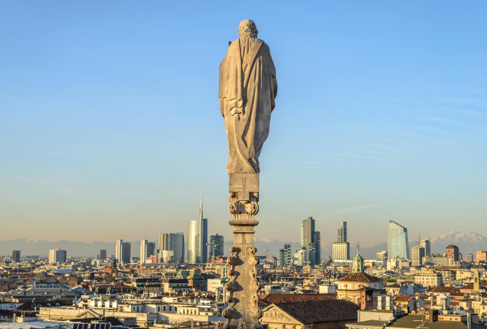 Statua sul Duomo di Milano vista verso la città