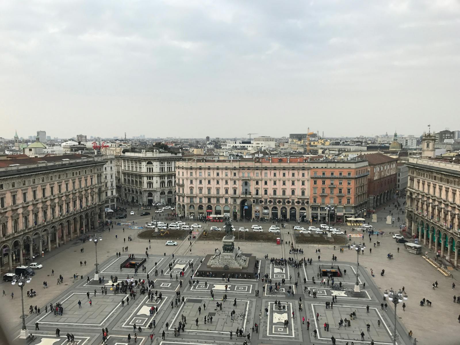 Vista aerea della piazza davanti al Duomo di Milano