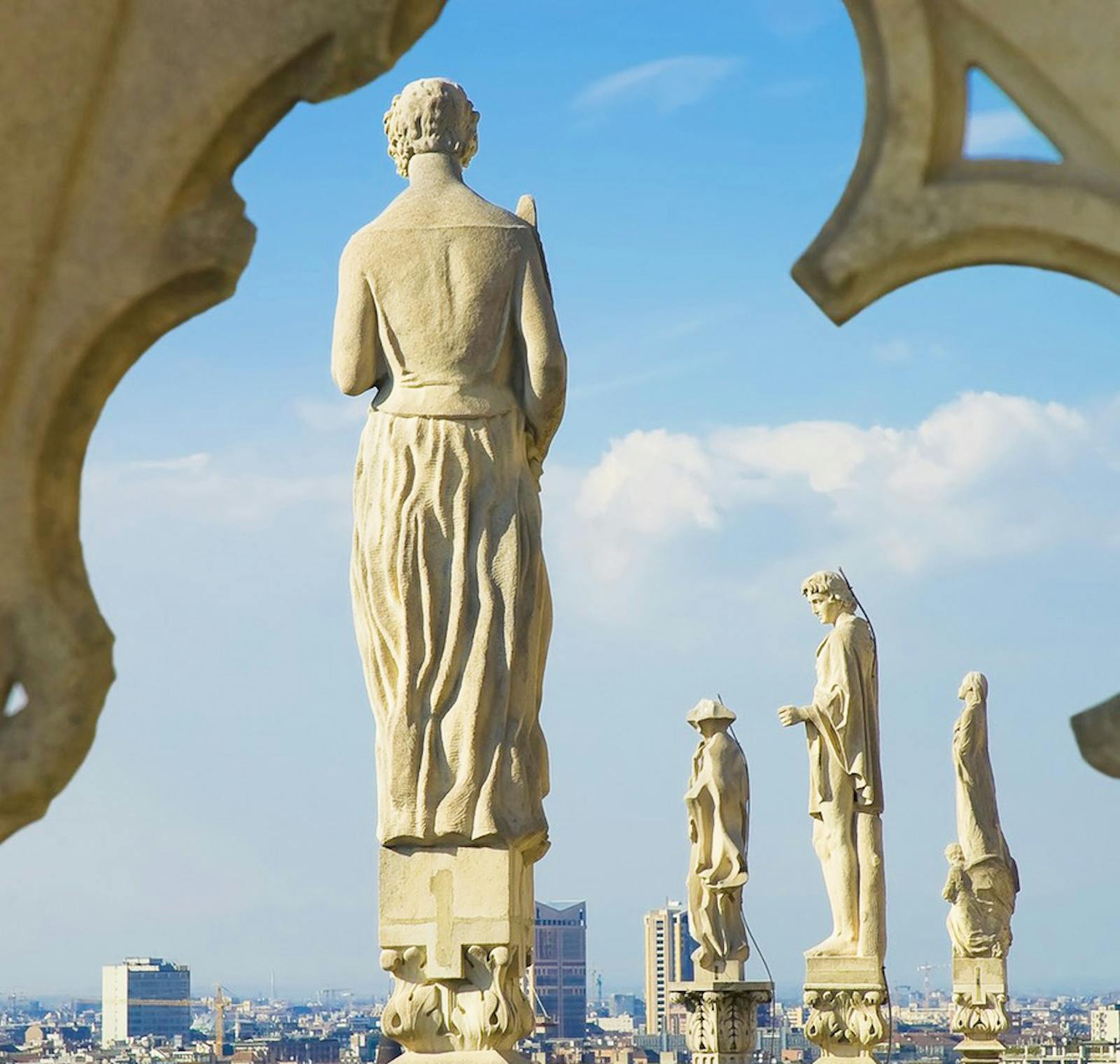 Vista delle statue sui tetti del Duomo di Milano