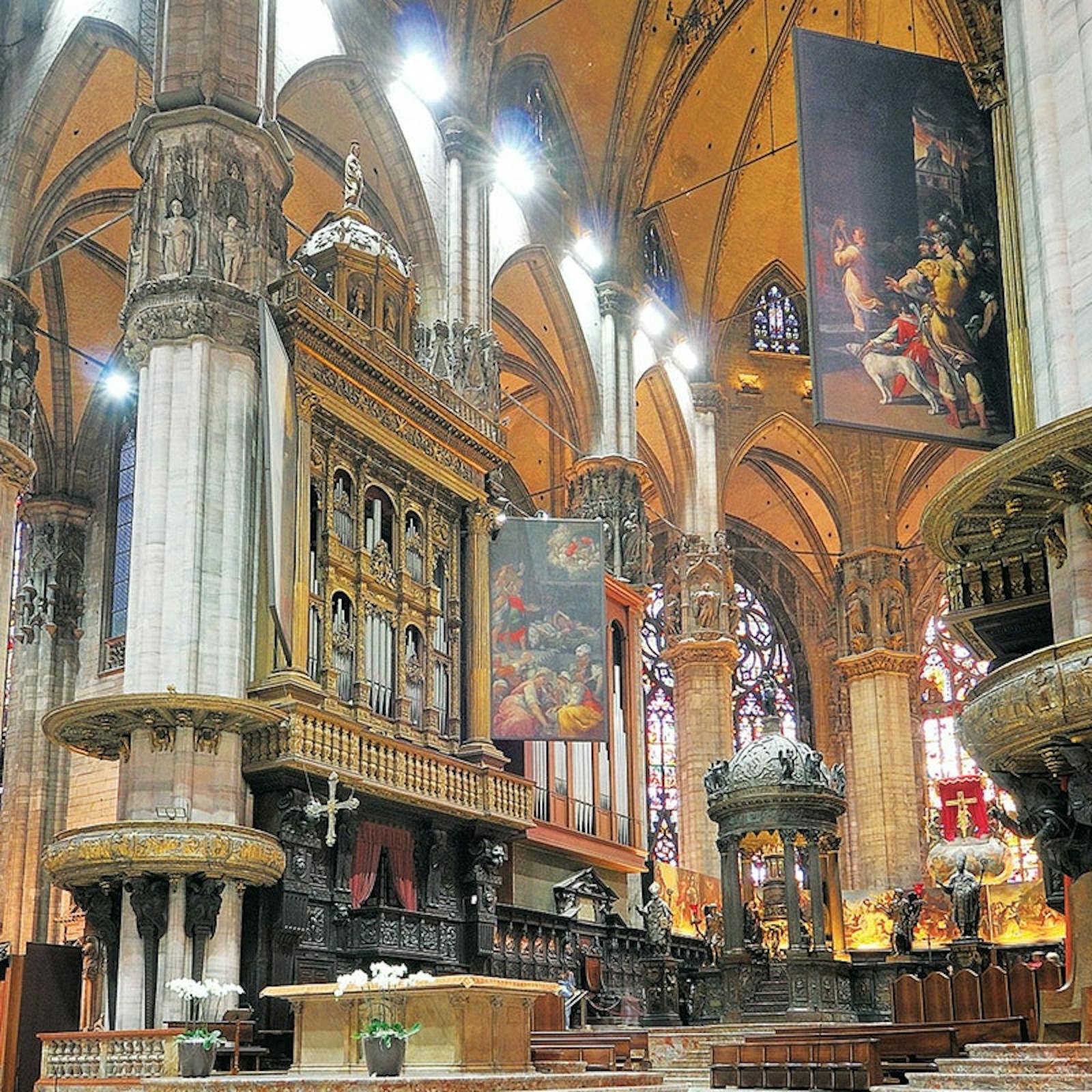Vista interna maestosa del Duomo di Milano